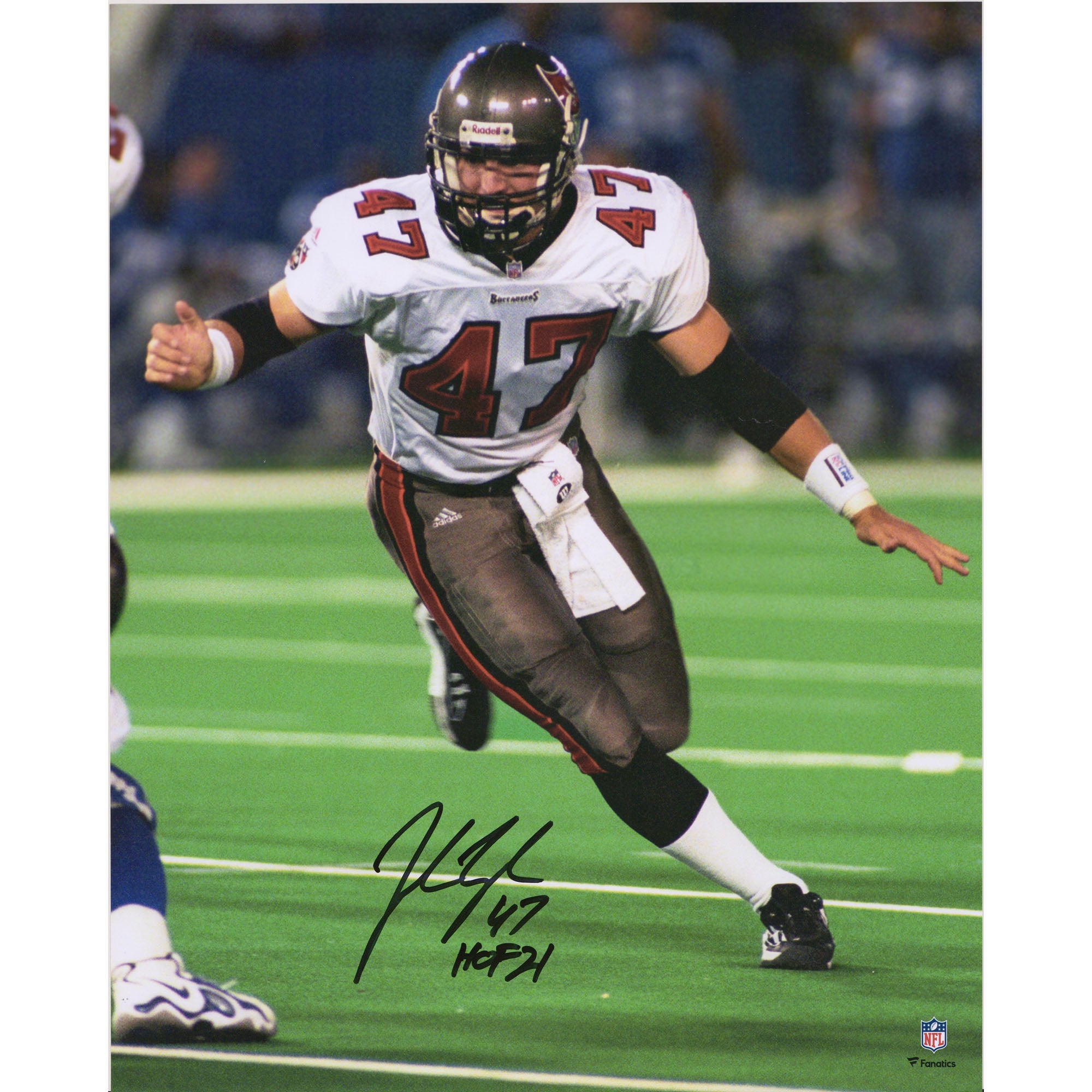 John Lynch Tampa Bay Buccaneers Autographed 16" x 20" Rushing Passer Photograph with "HOF 21" Inscription