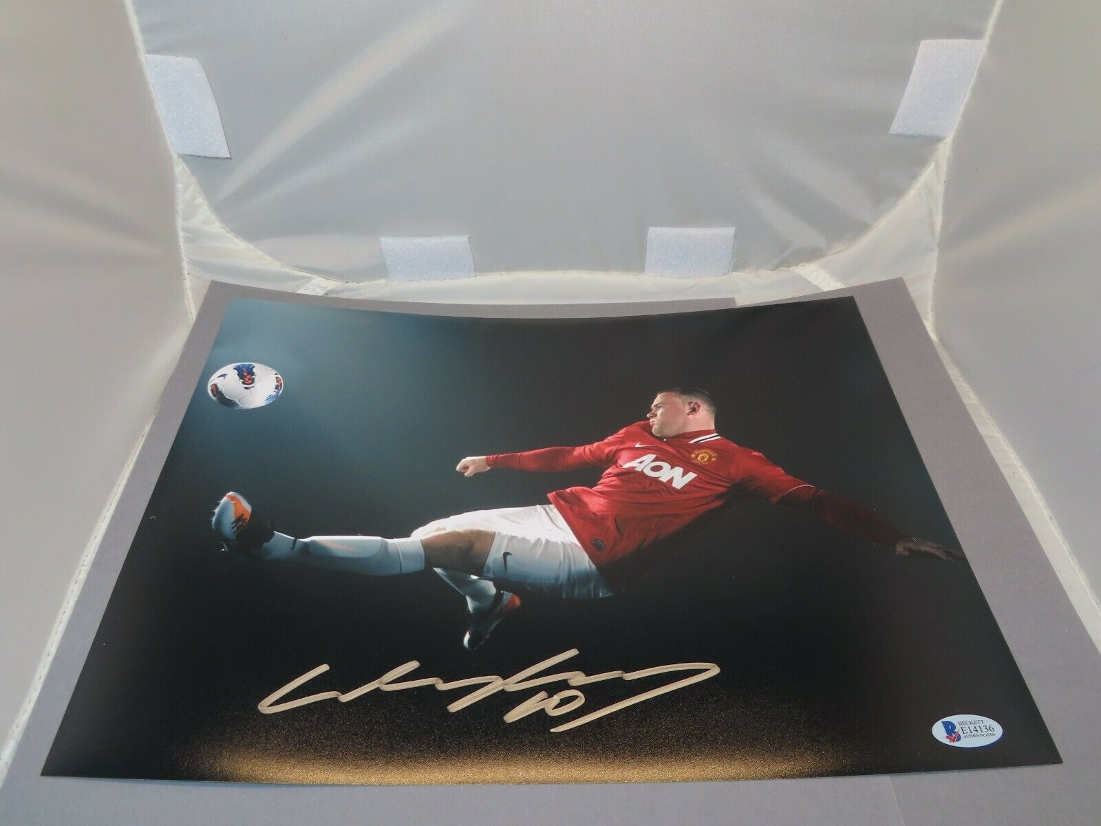 Autographed Wayne Rooney Picture - Manchester 11x14 Beckett BAS COA 1B