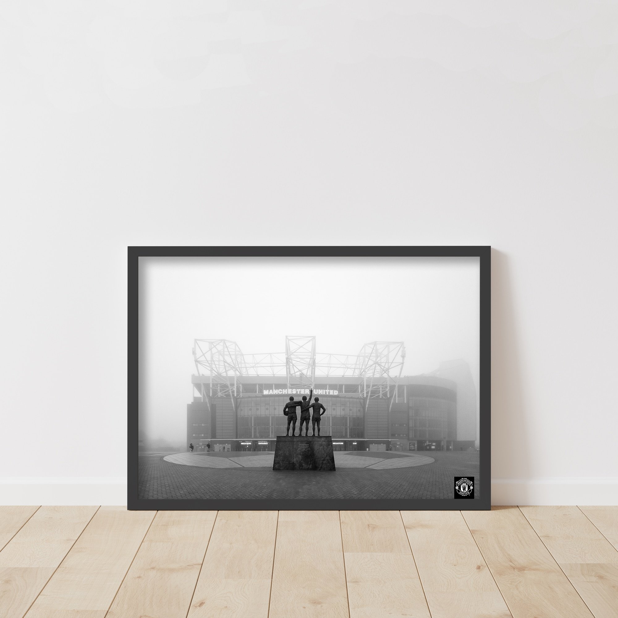 Stampa con cornice Manchester United Foggy Morning at Old Trafford - A2
