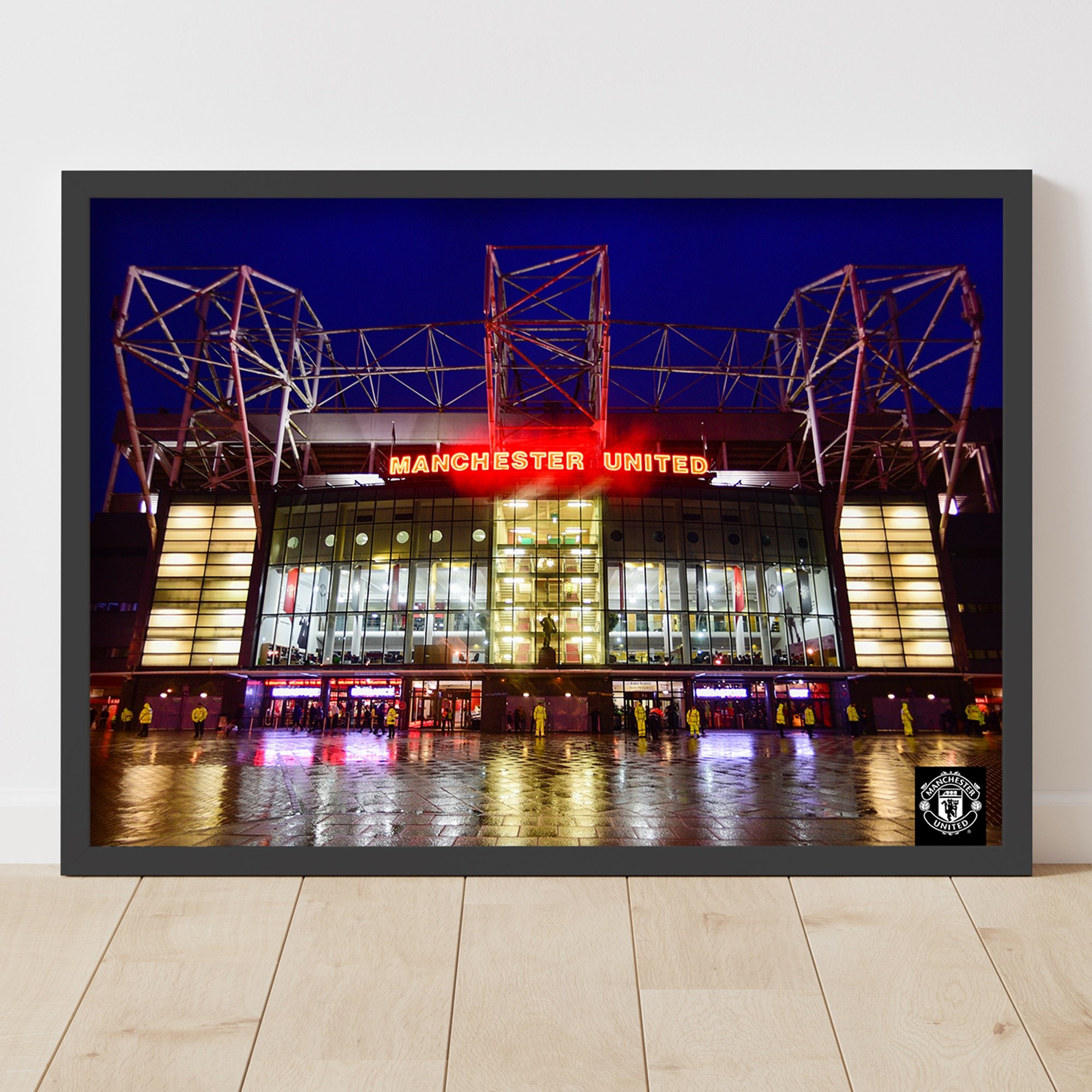 Stampa incorniciata Manchester United Old Trafford Forecourt at Night - A2
