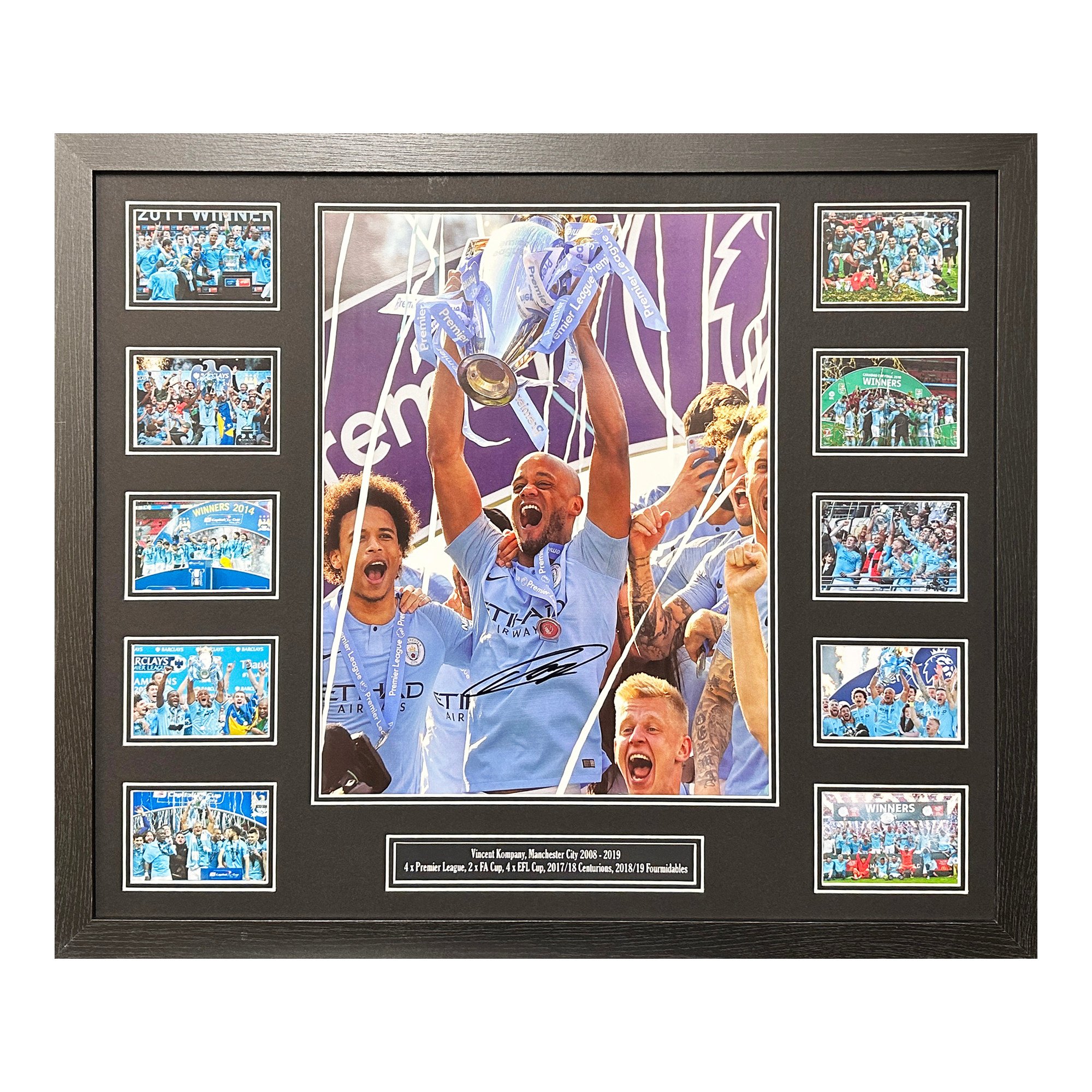 . Vincent Kompany ha autografato la foto del Manchester City