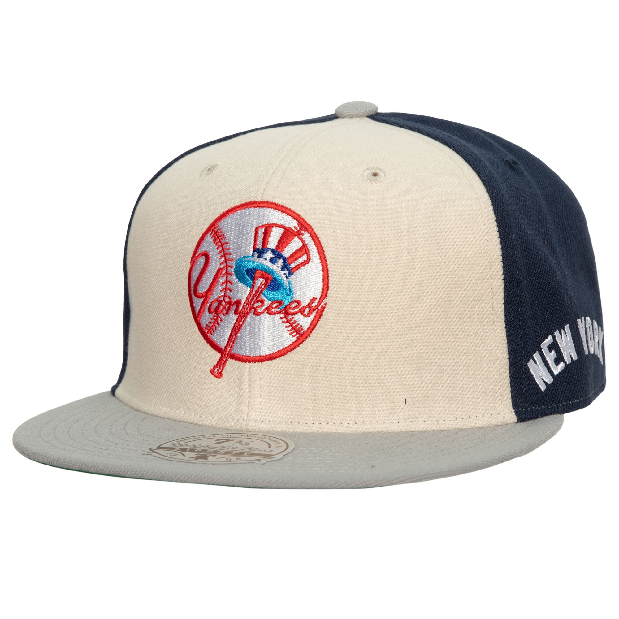Cappellino da uomo Mitchell & Ness color crema/grigio, edizione speciale per il 50° anniversario dello Yankee Stadium, con logo del New York Yankees.