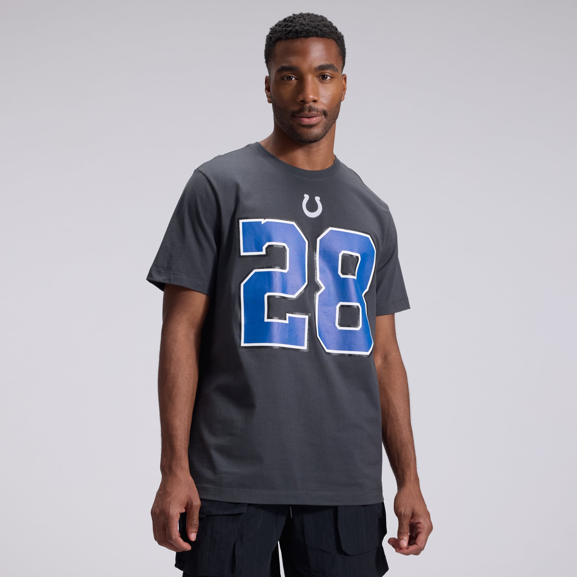 Camiseta Nike Jonathan Taylor Anthracite para hombre de la colección Rivalries de los Indianapolis Colts 2026 con nombre y número del jugador.