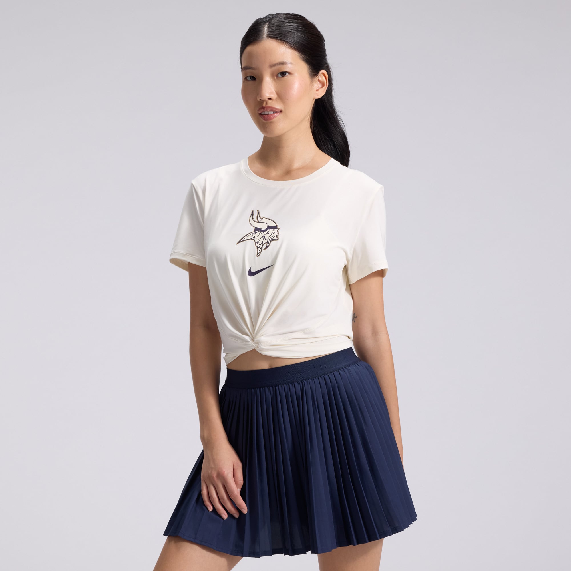 Camiseta corta Nike para mujer, color crema, de la colección Rivalries 2026 de los Minnesota Vikings.