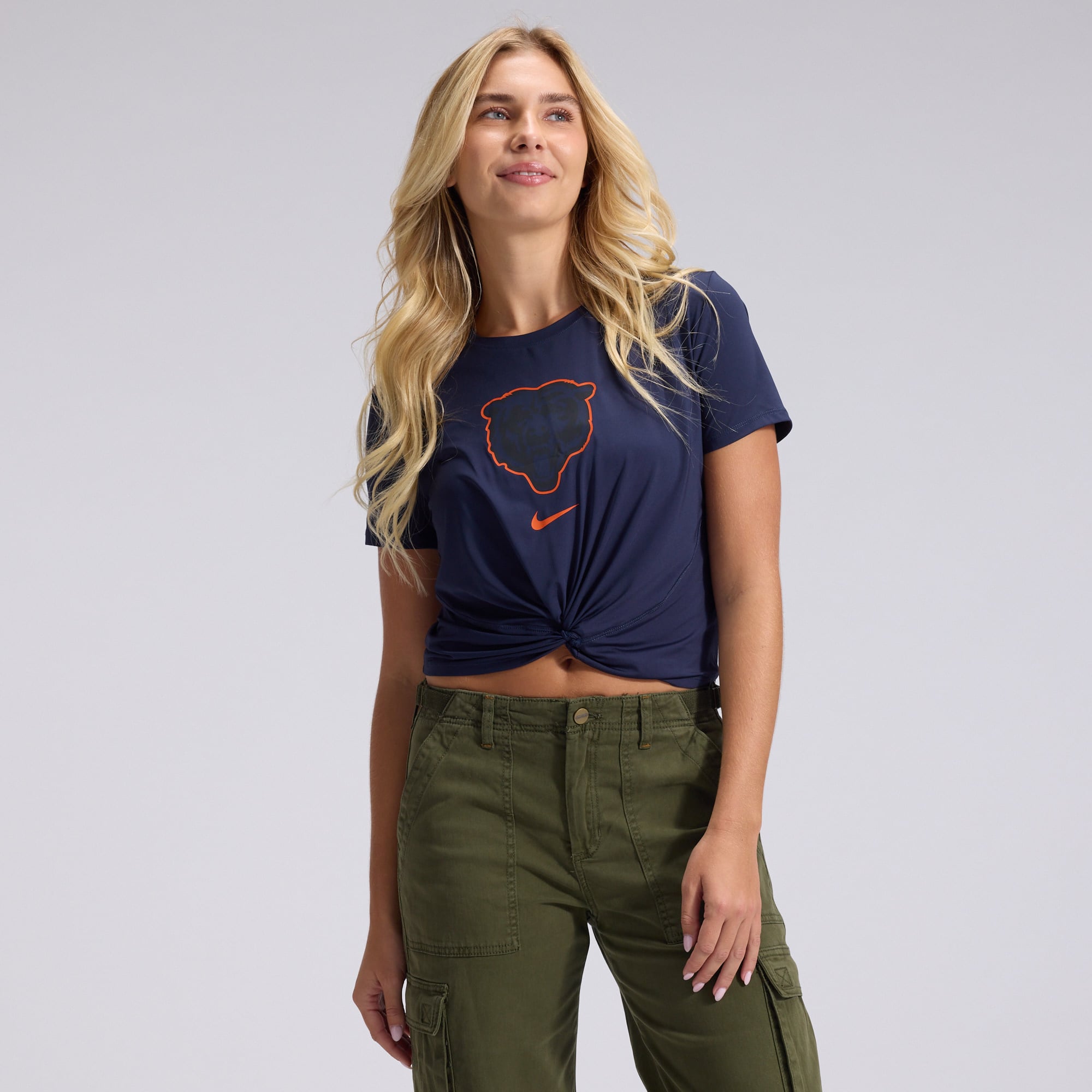 Camiseta corta clásica con detalle retorcido de la colección Rivalries 2026 de los Chicago Bears de Nike para mujer en color azul marino.