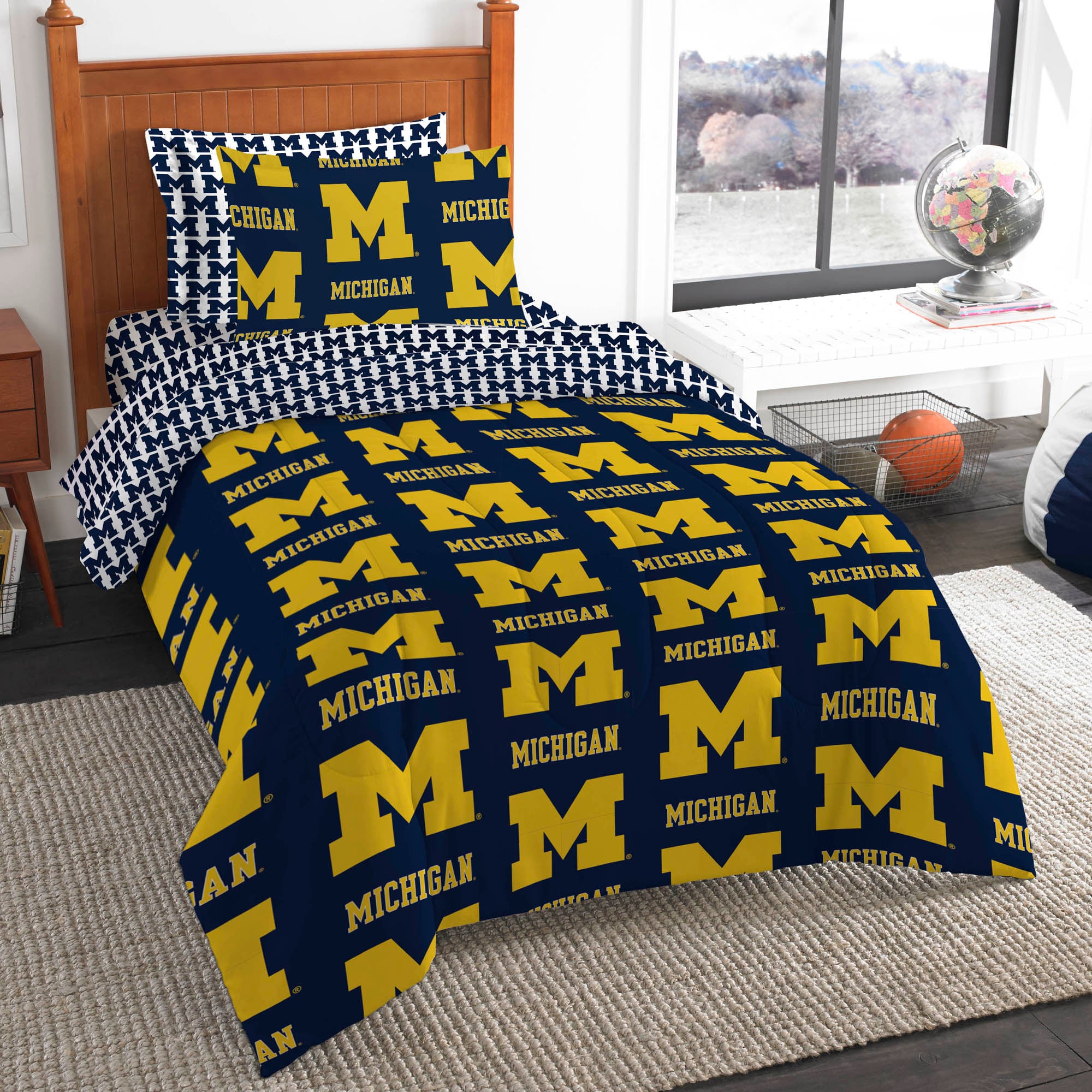 The Northwest Group Michigan Wolverines Five-Piece Twin Bed in a Bag Set