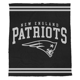 Pegasus  New England Patriots 50" x 60" Midnight Logo Cozy Knit Blanket