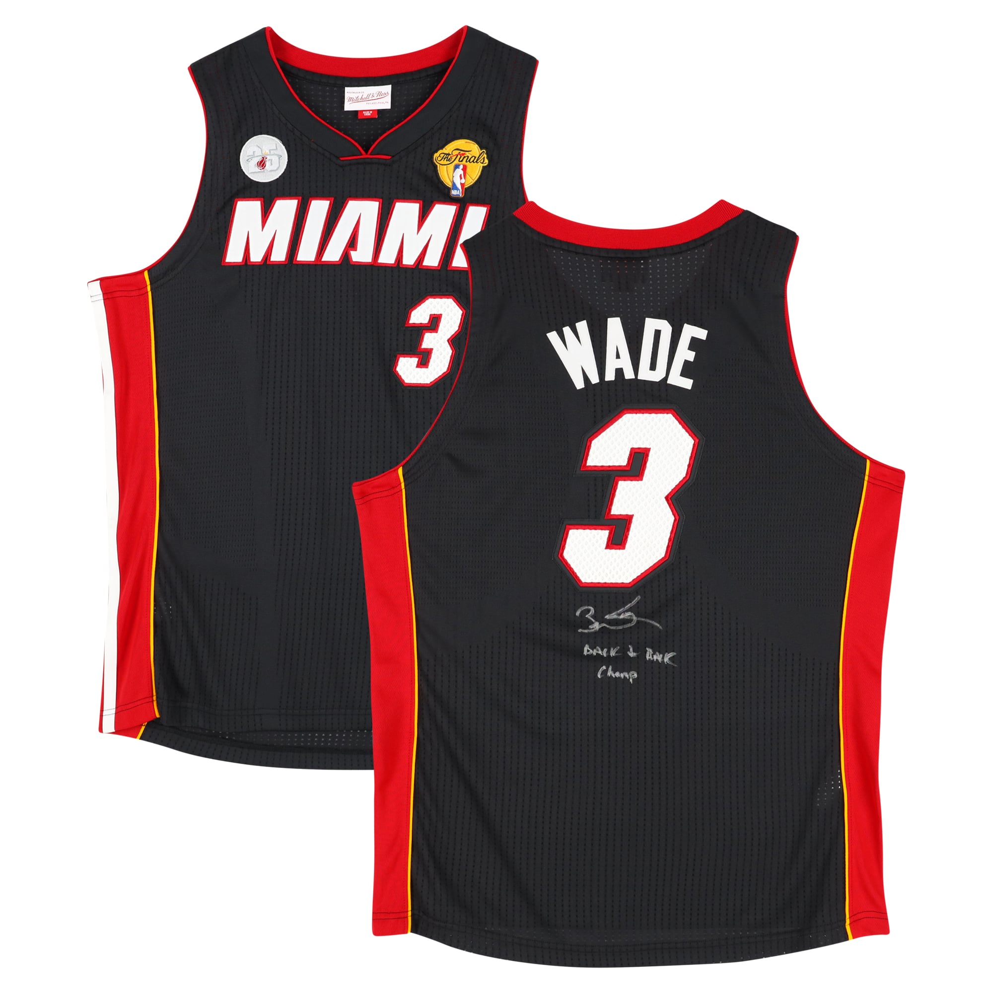 Von Dwyane Wade signiertes schwarzes Mitchell & Ness Swingman-Trikot 2012–13 der Miami Heat mit der Aufschrift „Back 2 Back Champ“