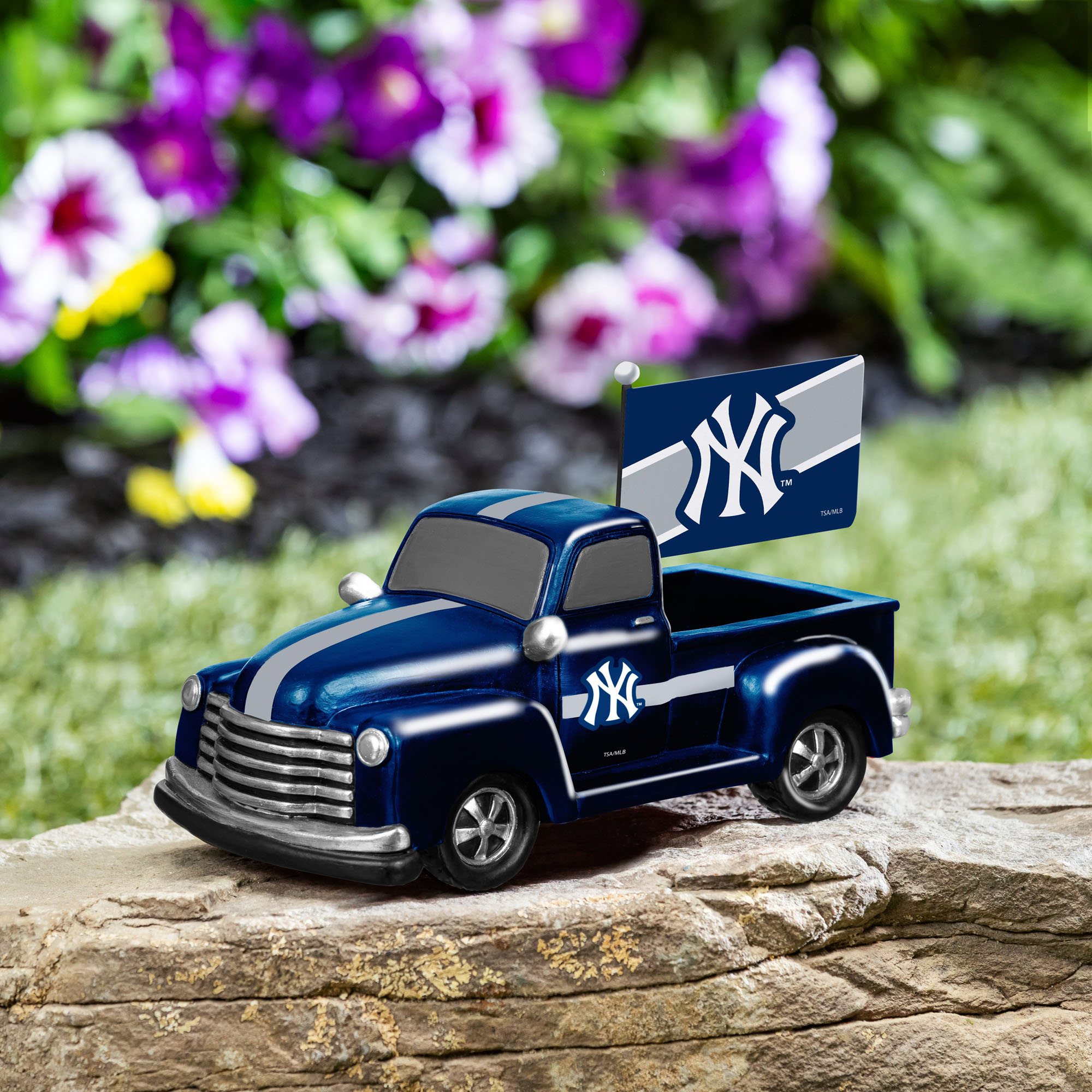New York Yankees 9″ Rally Truck Garden Statue with Team Flag New York Yankees 9″ Rally Truck Garden Statue with Team Flag