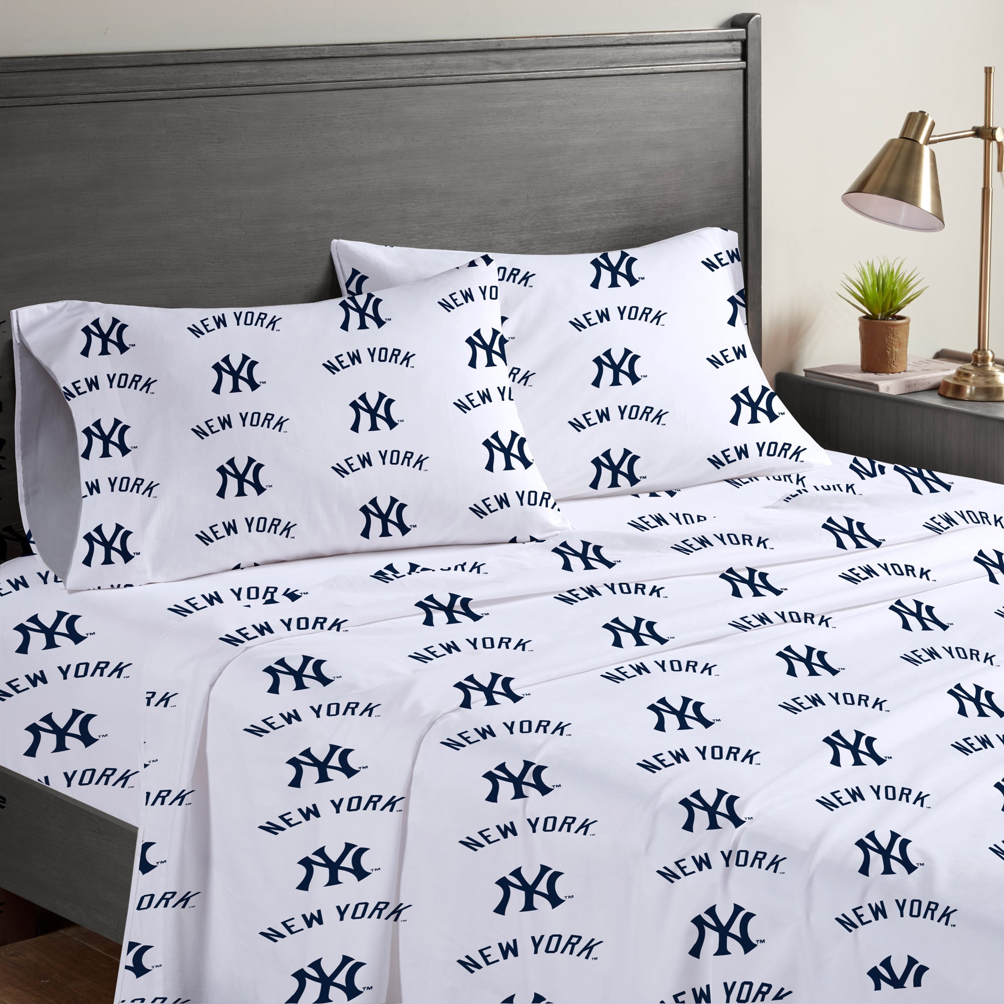 Pegasus  New York Yankees Four-Piece Full Sheet Set
