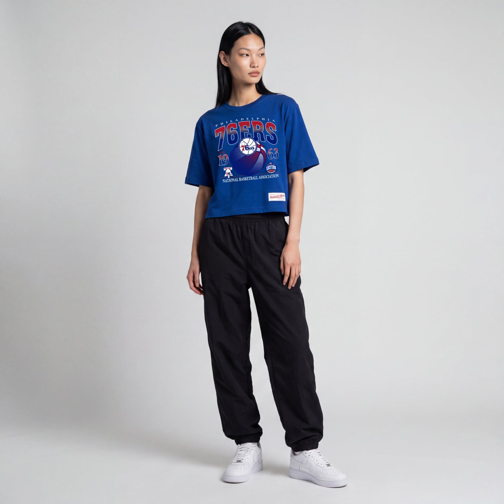Mitchell & Ness Royal Philadelphia 76ers Street Graphic Boxy Crop T-Shirt für Damen