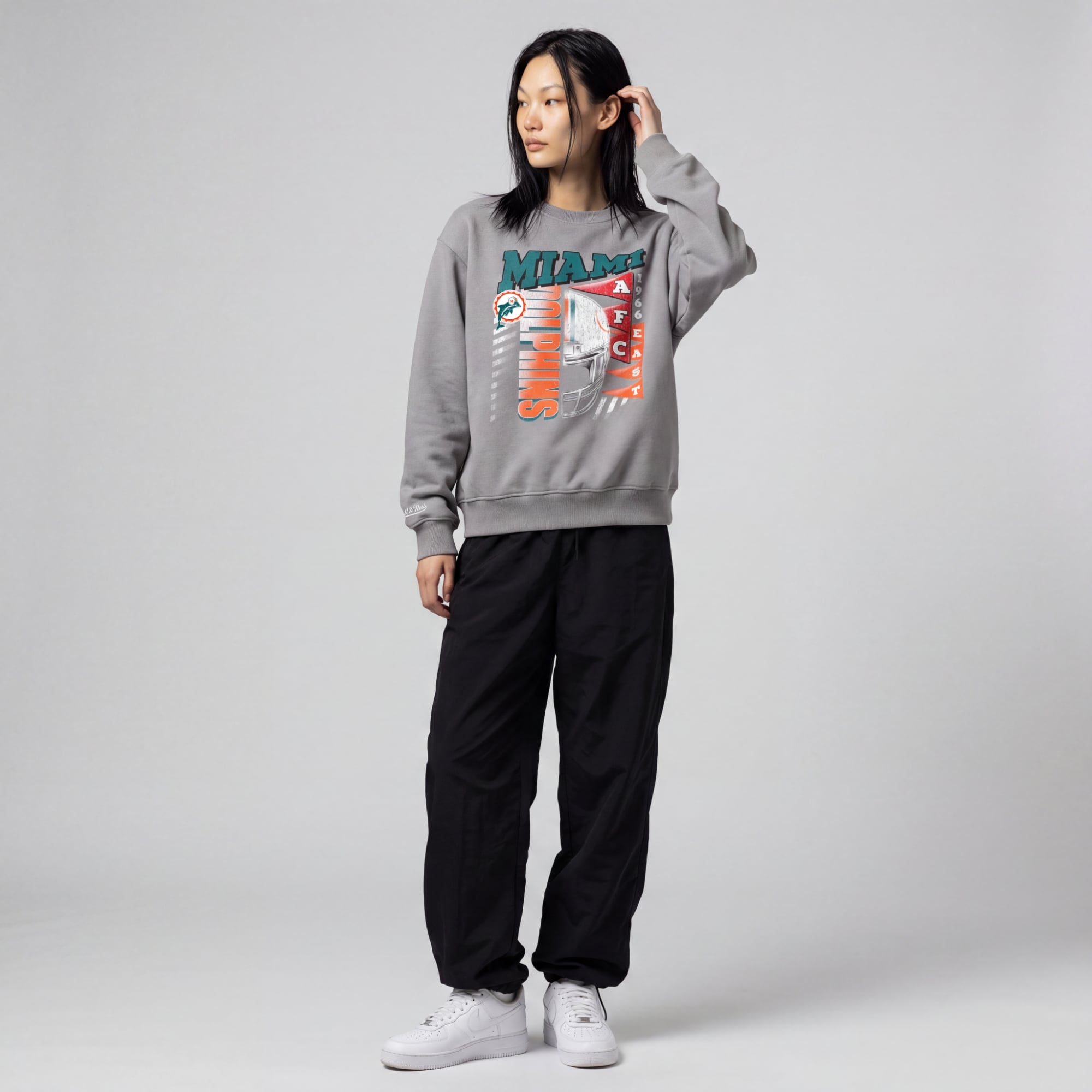 Sweat-shirt à col rond Mitchell & Ness gris pour femme, motif graphique Miami Dolphins.