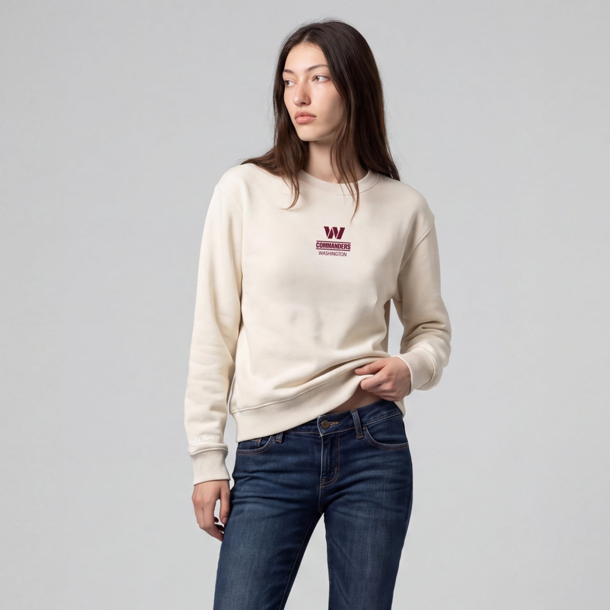 Sudadera de felpa con micrologotipo Core Essentials de Mitchell & Ness para mujer, color crema, de los Washington Commanders.