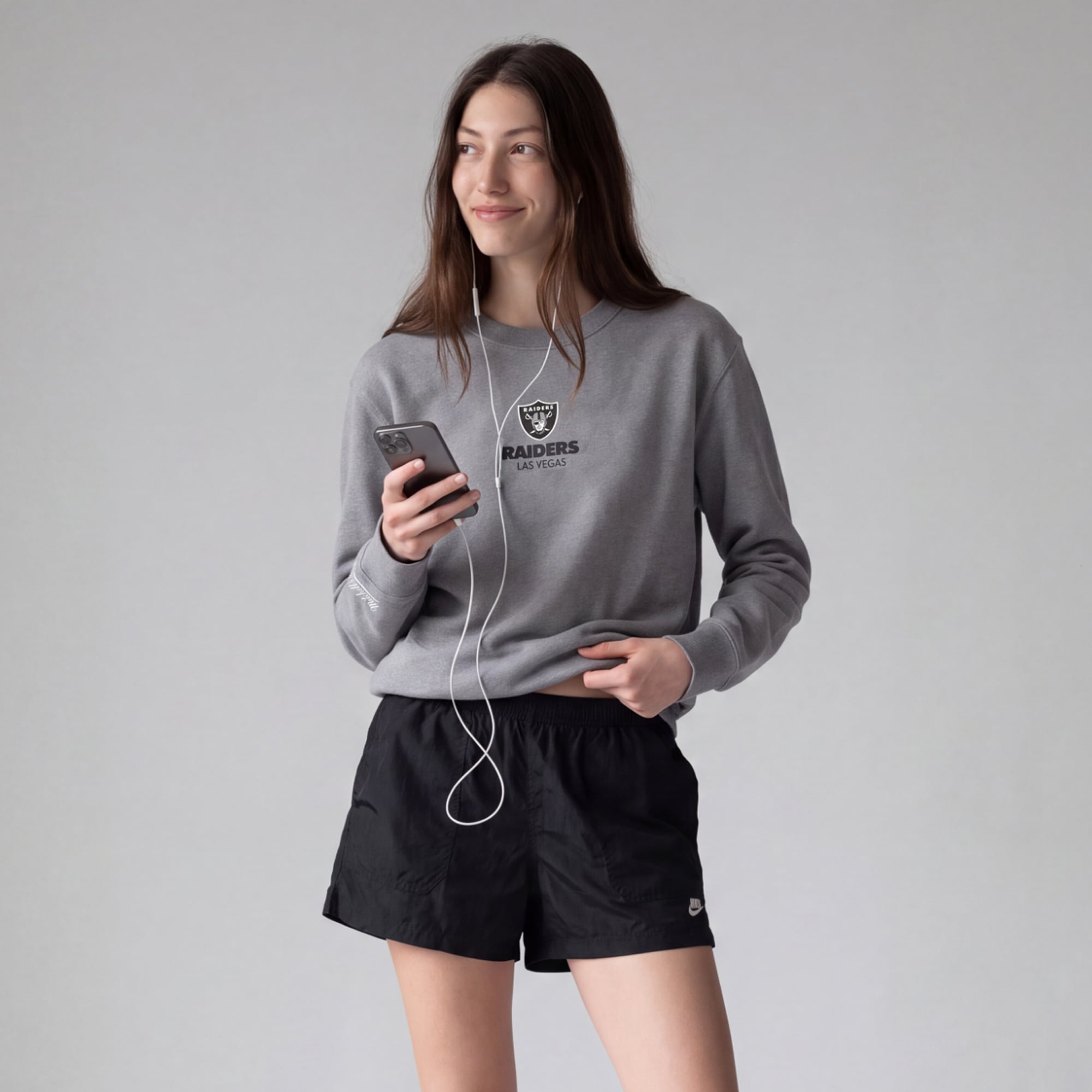 Sudadera de felpa gris con micrologotipo de los Las Vegas Raiders de Mitchell & Ness para mujer.