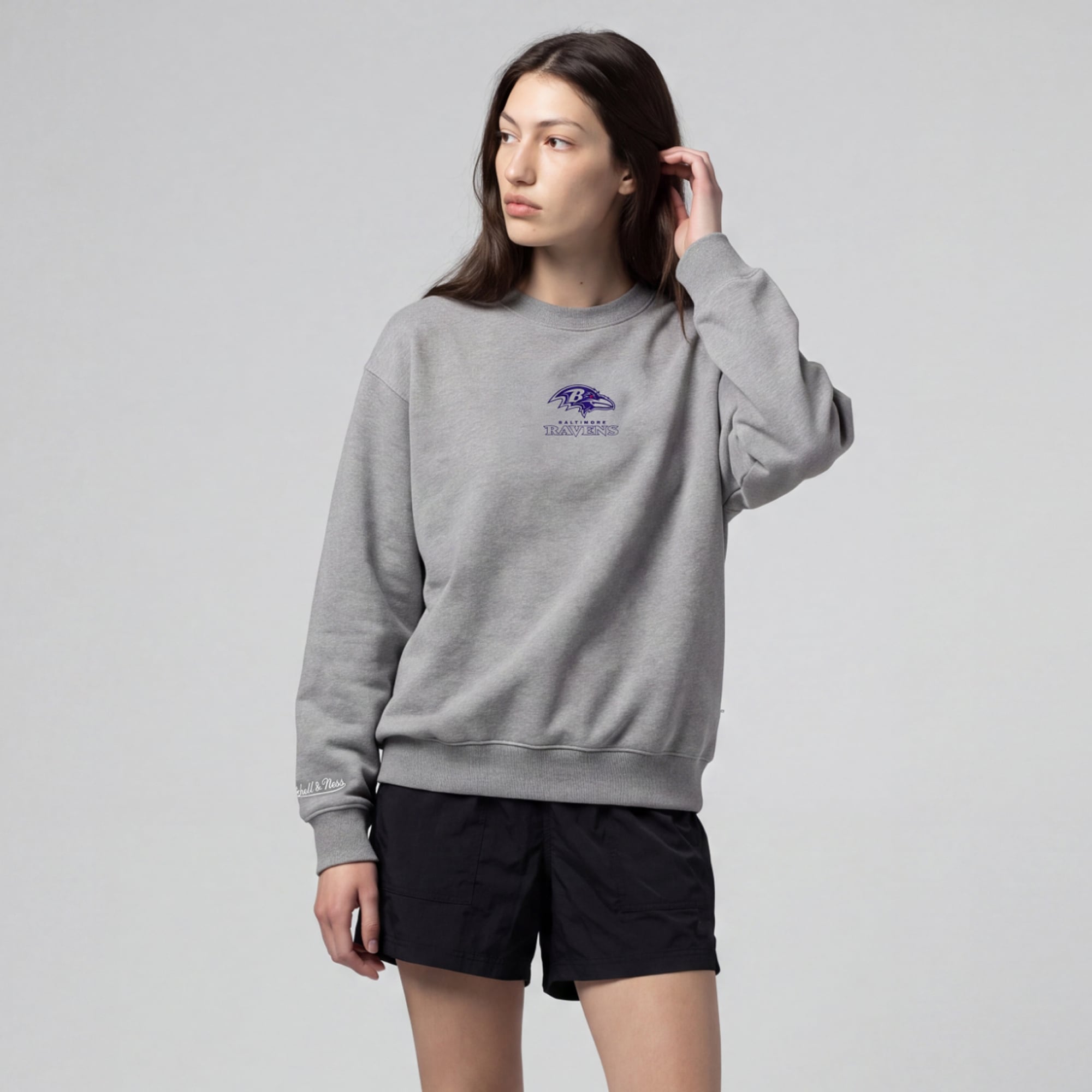 Sudadera de felpa gris con micrologotipo de los Baltimore Ravens de Mitchell & Ness para mujer.