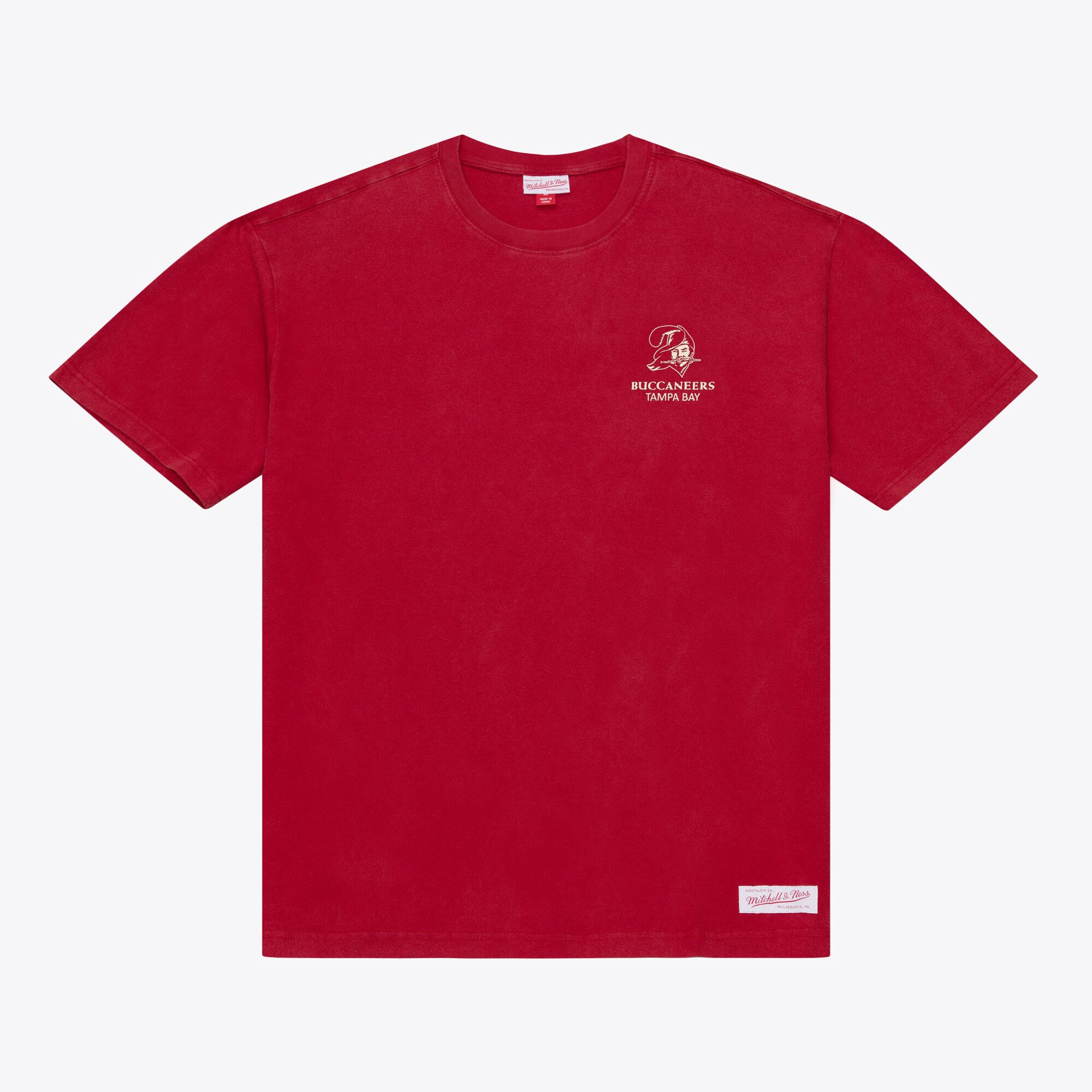 T-shirt da uomo Mitchell & Ness rossa con micro logo dei Tampa Bay Buccaneers, linea Core Essentials.