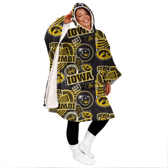 "Pegasus Iowa Hawkeyes Mashup 50"" x 70"" Bloncho Sherpa Fan Cape"