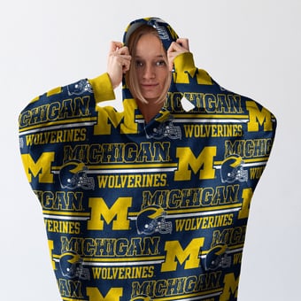 Pegasus Michigan Wolverines Wave Ultra Soft Fan Cape