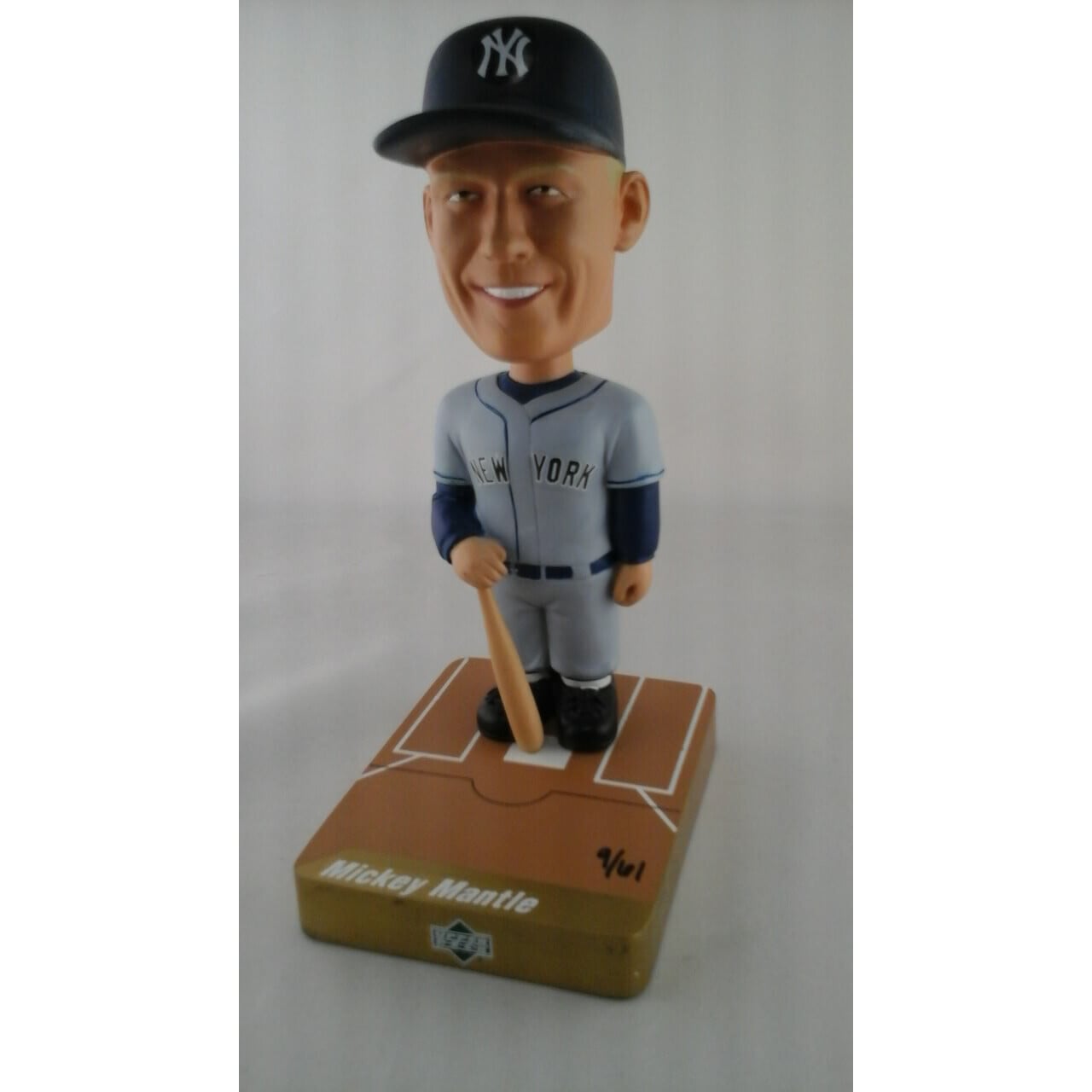 2002 Upper Deck Ballpark Idols Bobbers Gold #4 Mickey Mantle Home/61. rookie card picture