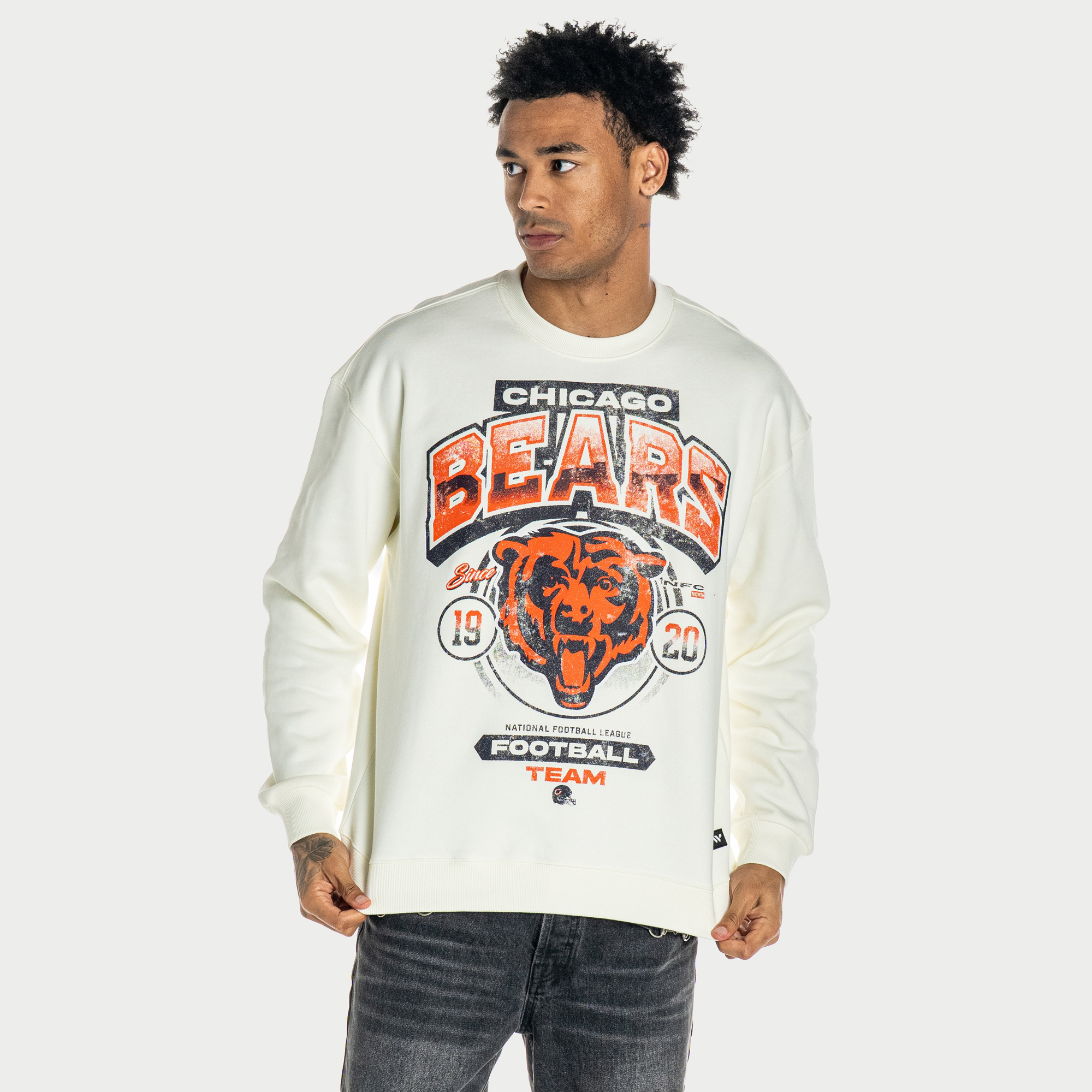 The Wild Collective Men's and Women's Cream Chicago Bears Graphic Sweatshirt - Cream
