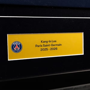 Maillot signé PSG Domicile 25/26 - Lee Kang In - Édition Limitée 1 sur 1, vue 5