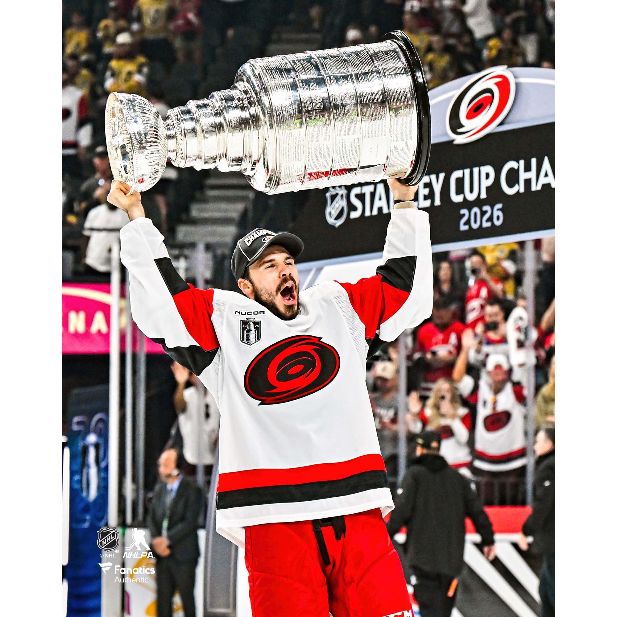 Photo non signée de Logan Stankoven, joueur des Hurricanes de la Caroline, champions de la Coupe Stanley 2026,…: retailer-supplied image