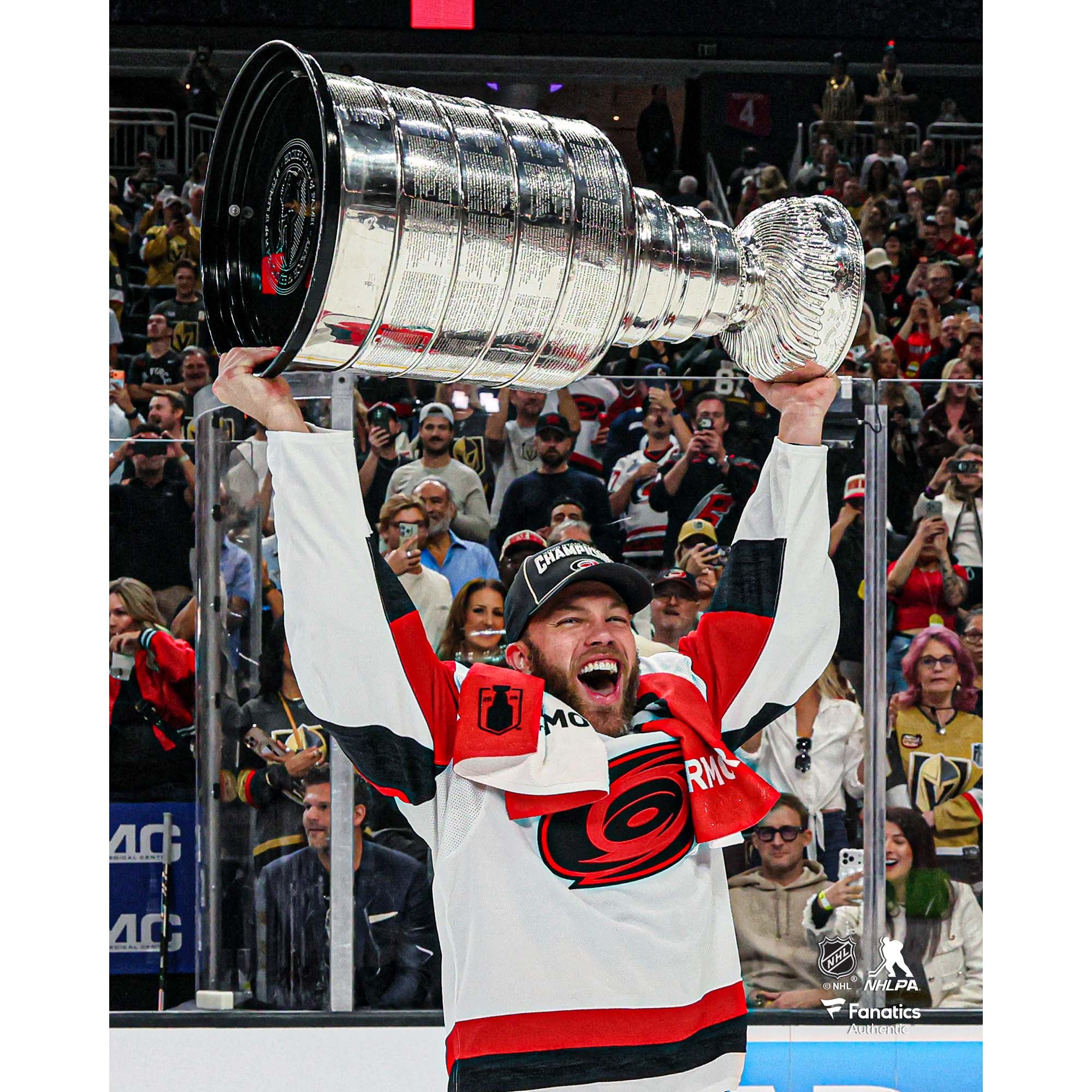 Photo non signée de Taylor Hall, champion de la Coupe Stanley 2026, des Hurricanes de la Caroline, soulevant la coupe: retailer-supplied image
