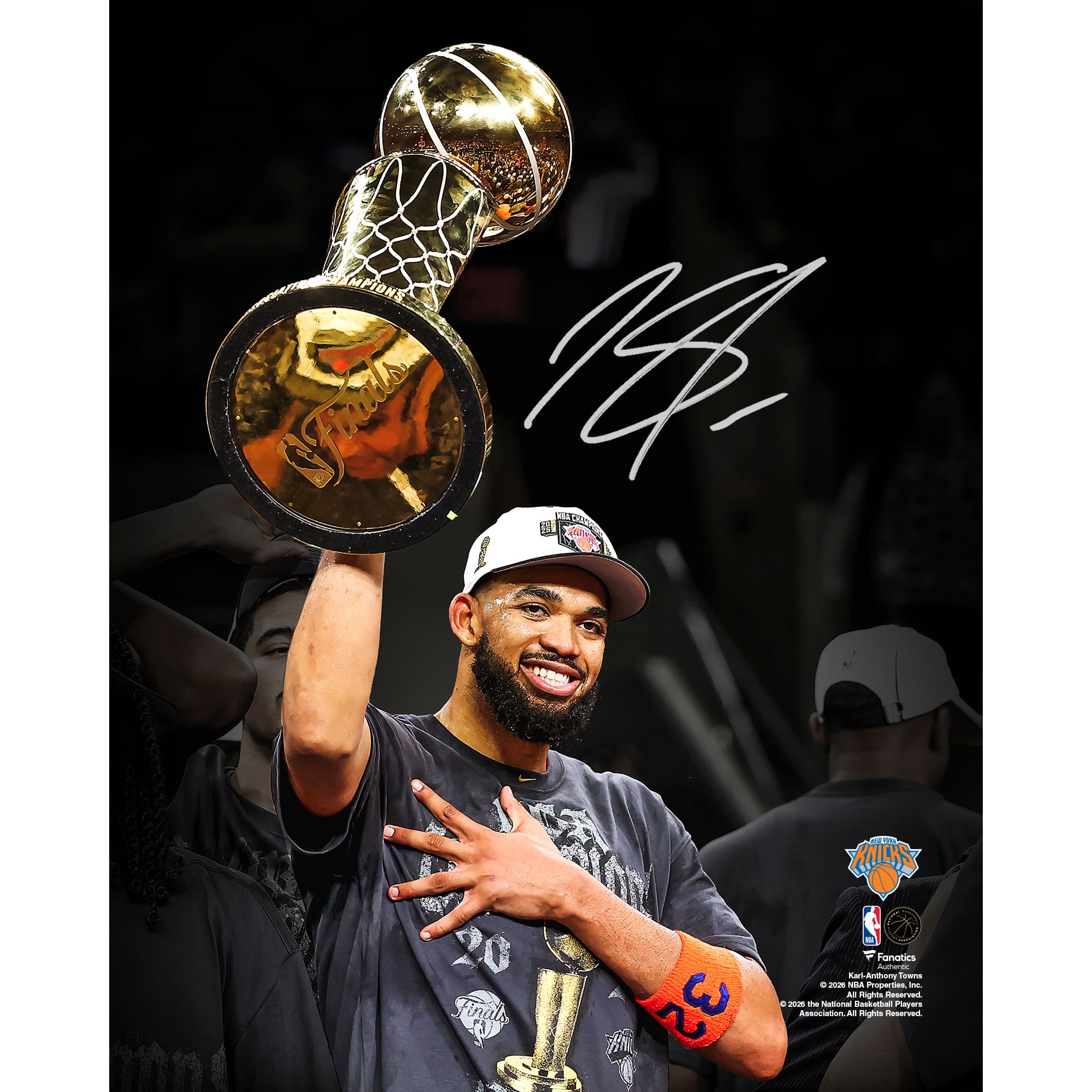 Karl-Anthony Towns (New York Knicks) signiertes Foto (20 x 25 cm) der NBA-Finals-Champions 2026 mit der Larry-O'Brien-Trophäe