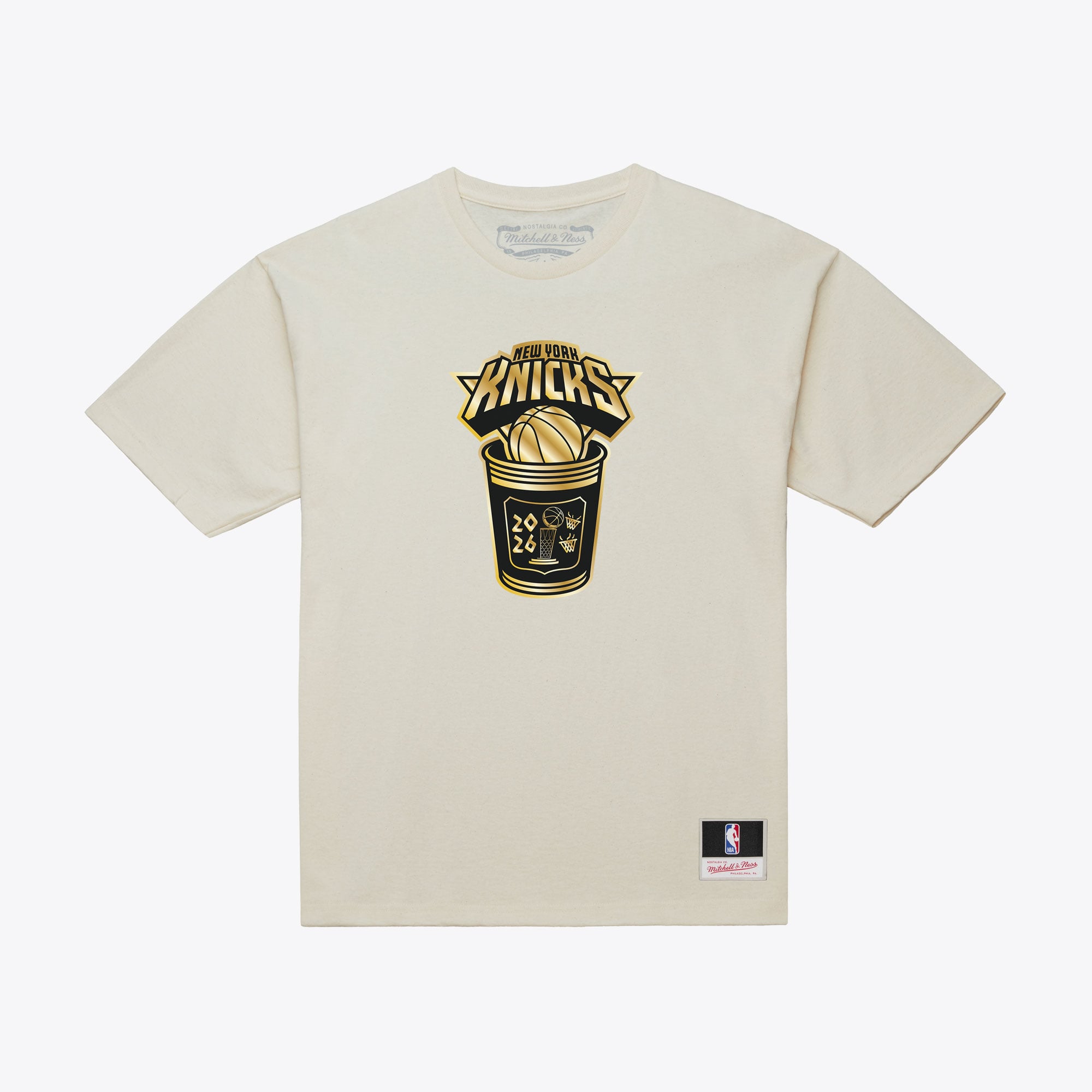 T-shirt da uomo Mitchell & Ness color crema con la scritta "New York Knicks 2026 NBA Finals Champions Gold Coffee Cup".