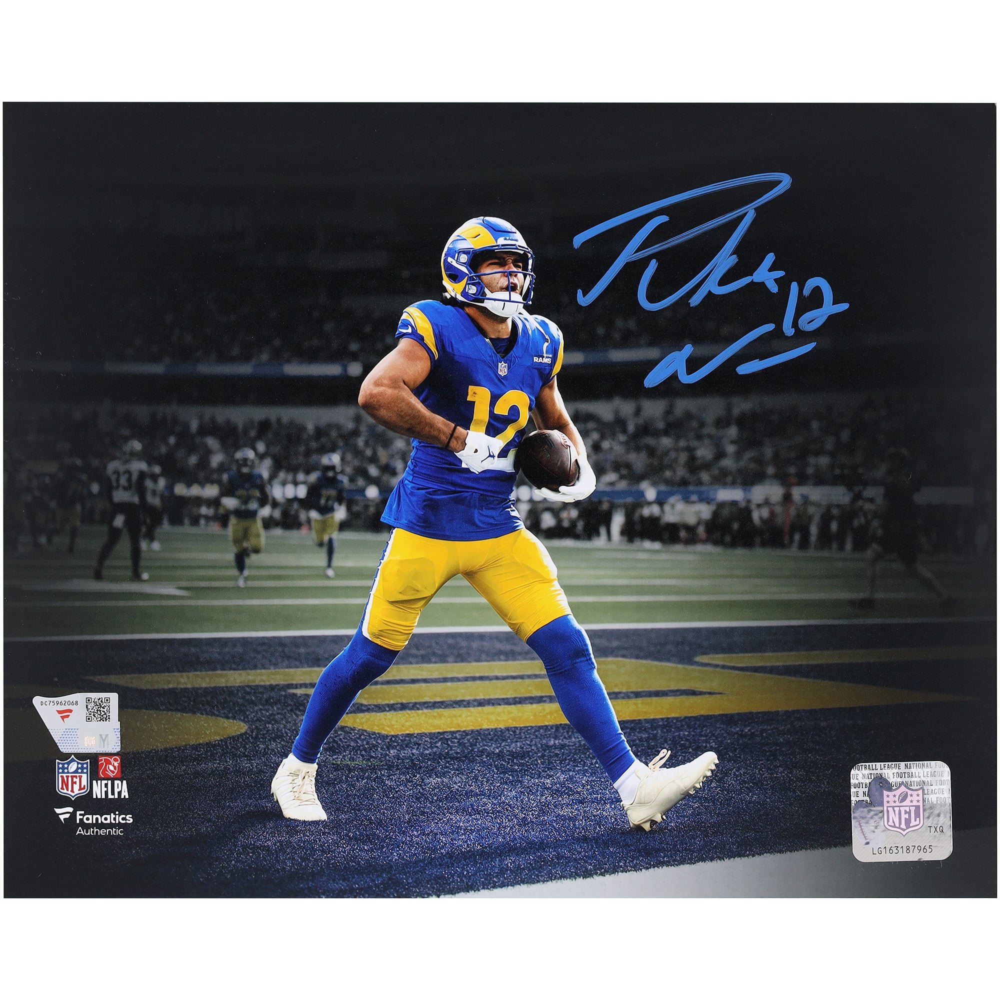 Foto autografata di Puka Nacua dei Los Angeles Rams, formato 8" x 10", durante la celebrazione del touchdown.