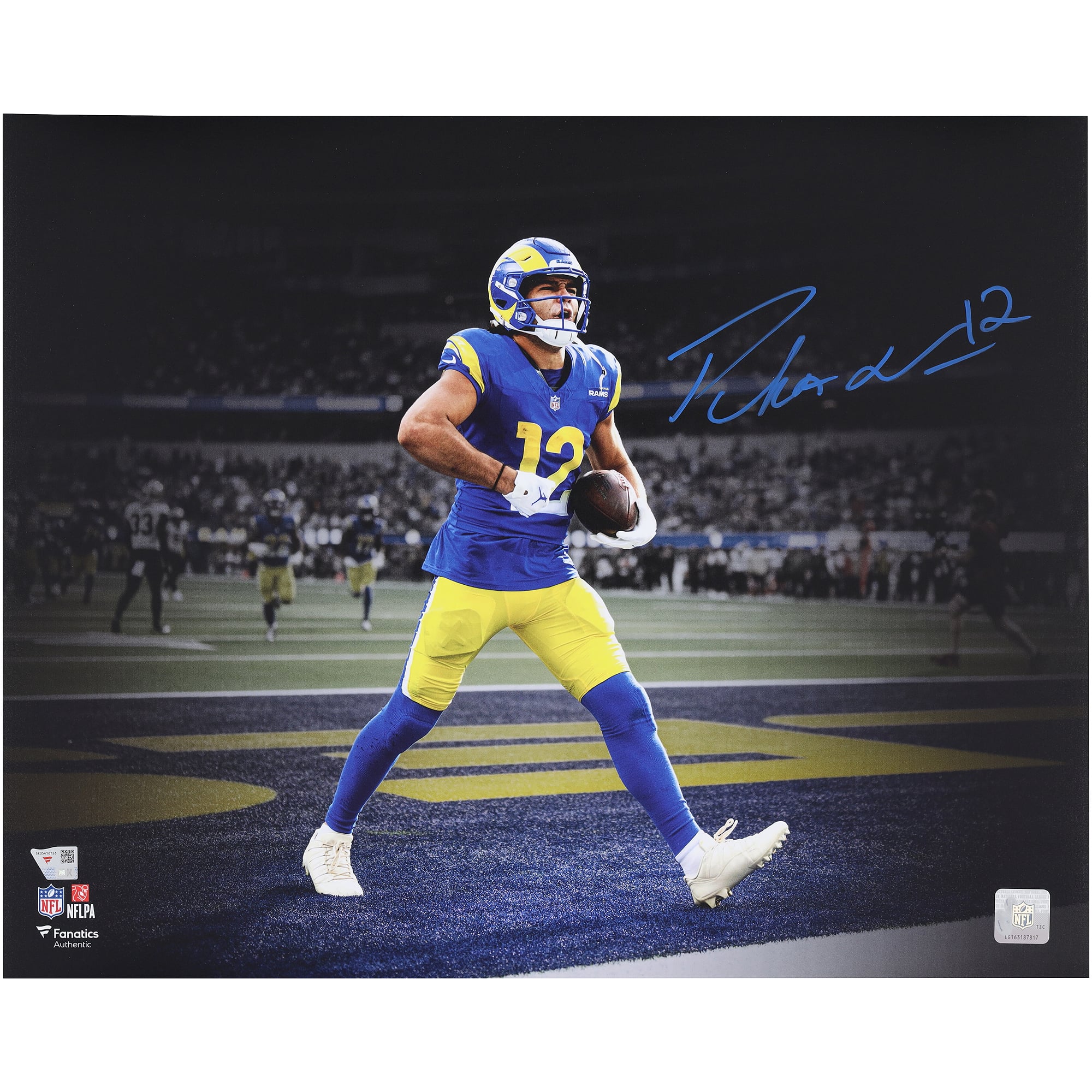 Foto autografata di Puka Nacua dei Los Angeles Rams, formato 16" x 20", durante la celebrazione del touchdown.
