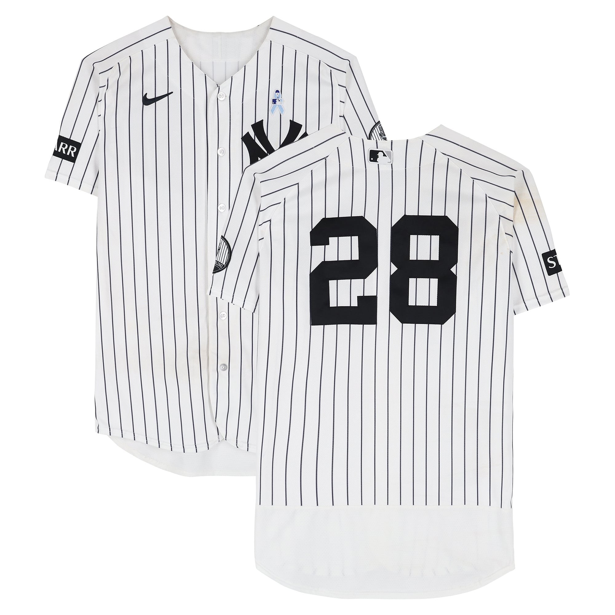 Maglia bianca a righe Nike numero 28 indossata da Austin Wells dei New York Yankees contro i Cincinnati Reds il 21 giugno 2026.