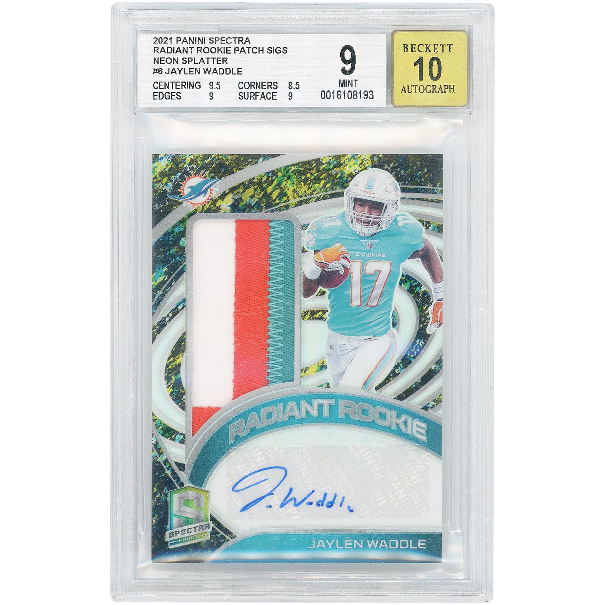 Carta da collezione autografata di Jaylen Waddle dei Miami Dolphins, Panini Spectra Neon Splatter Tri-Color Relic 2021 #RRS-JW #2/8, autenticata da BGS, 9/10.