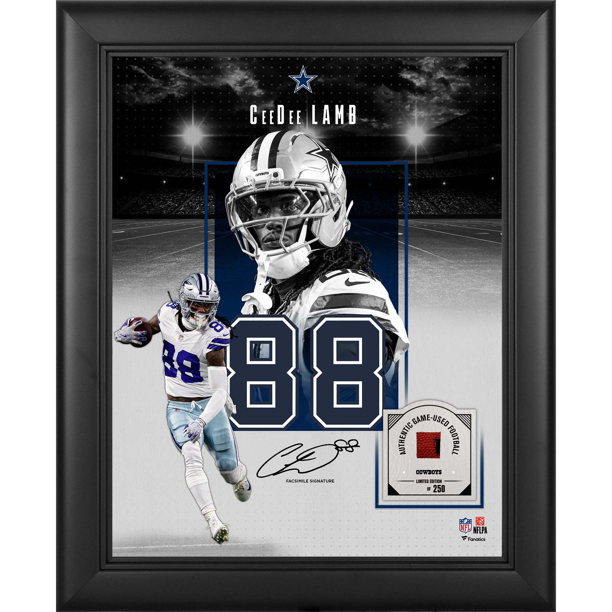 Collage incorniciato con autografo facsimile di CeeDee Lamb dei Dallas Cowboys, formato 11" x 14", con un pezzo di pallone da football usato in partita - Edizione limitata a 250 esemplari.