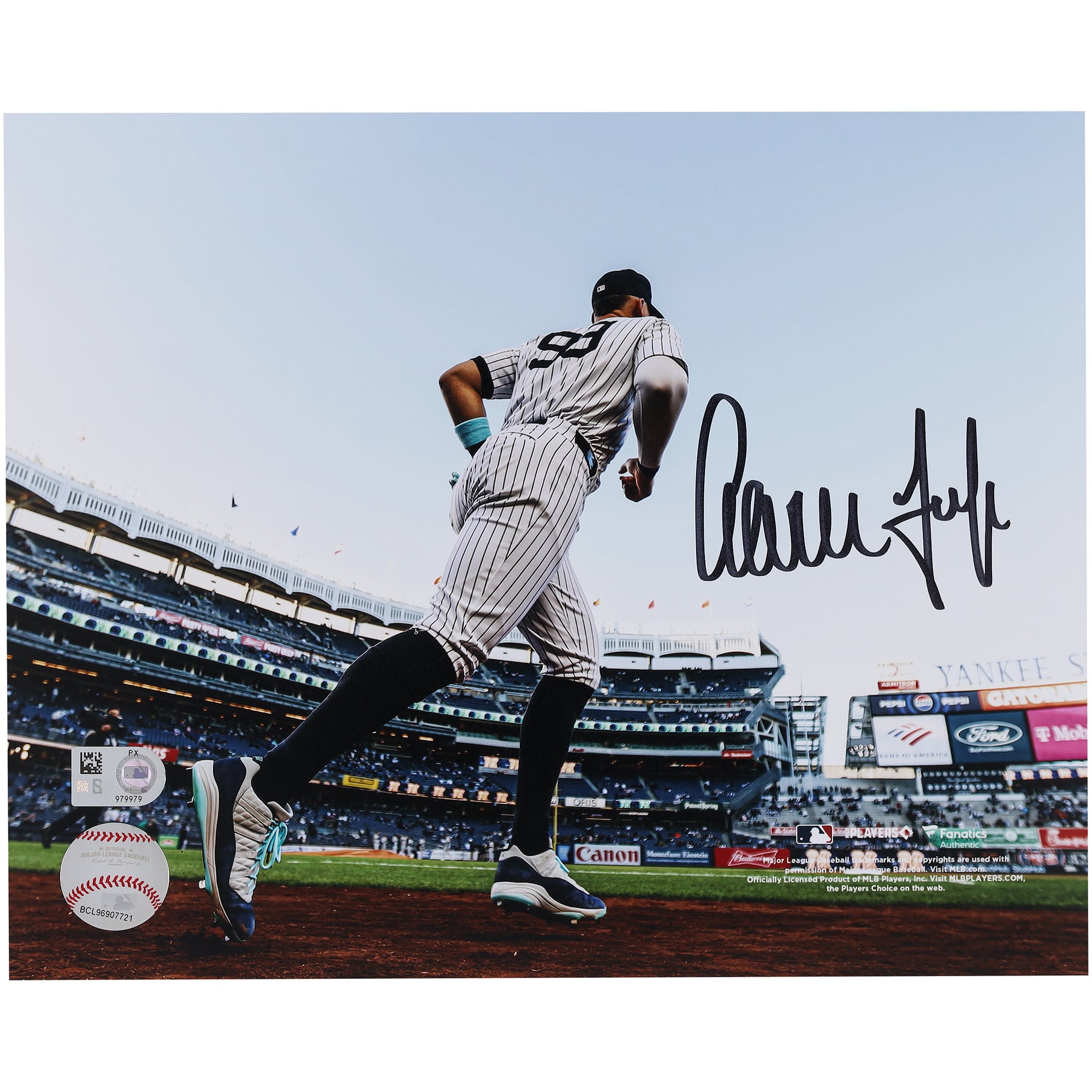 Fotografia autografata di Aaron Judge dei New York Yankees, formato 8" x 10", mentre esce dalla panchina.