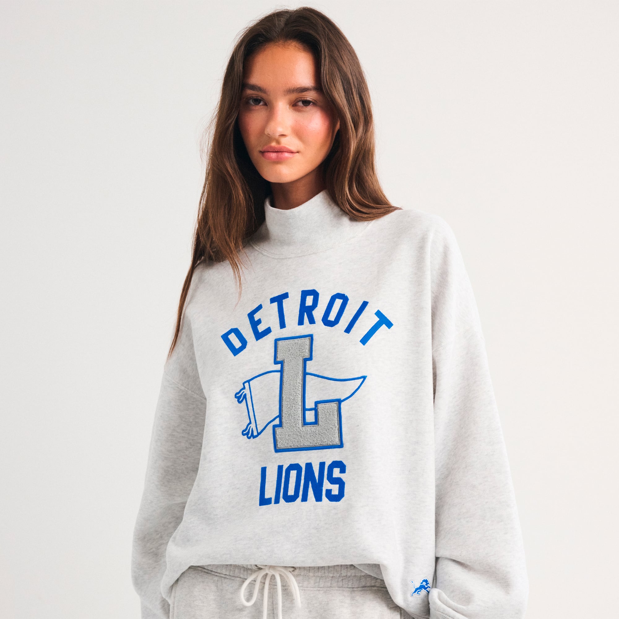 Damen-Sweatshirt von Abercrombie & Fitch in meliertem Grau mit Detroit Lions-Logo und Oversize-Ausschnitt (Sonntag).