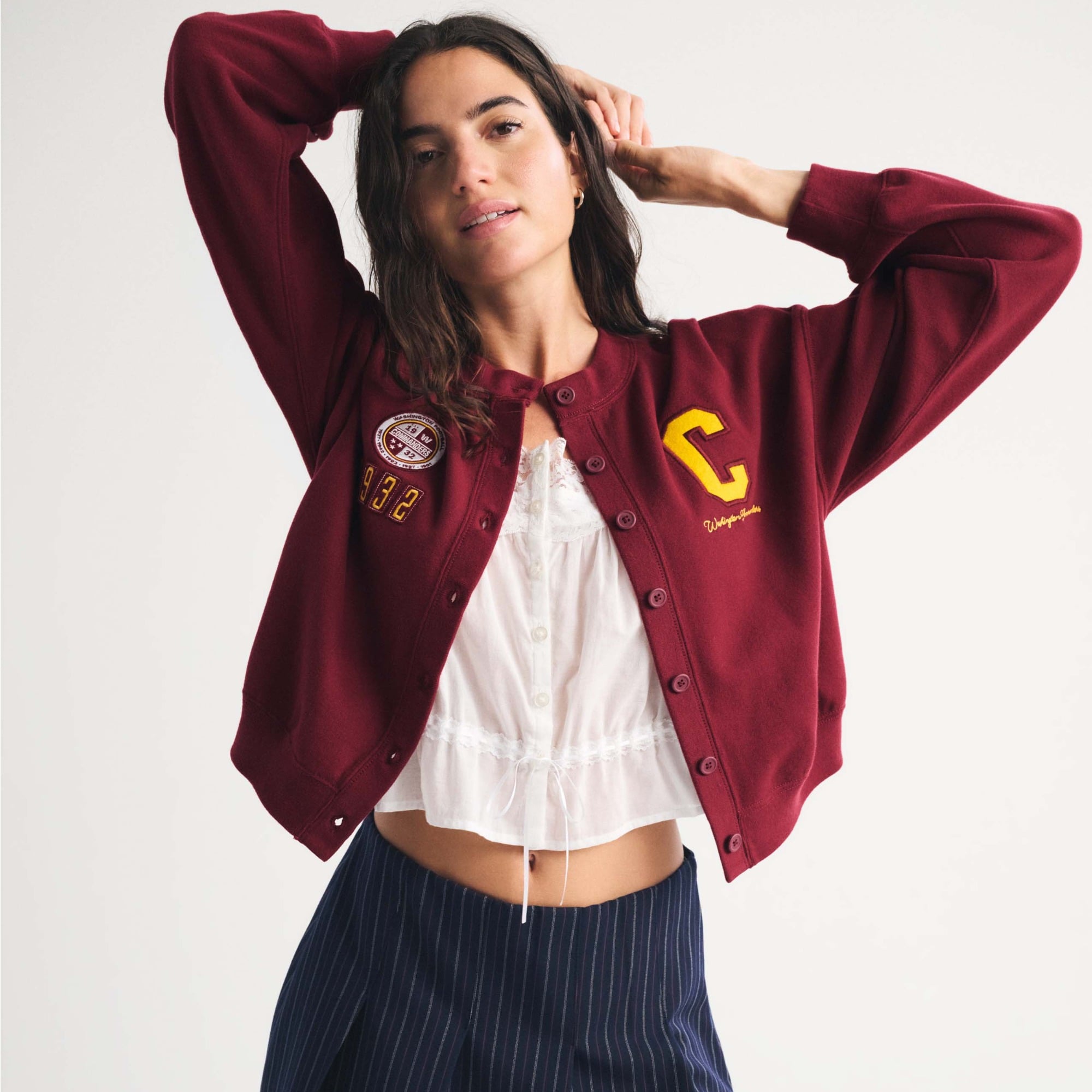 Damen-Cardigan „Washington Commanders“ von Abercrombie & Fitch in Burgunderrot mit durchgehender Knopfleiste