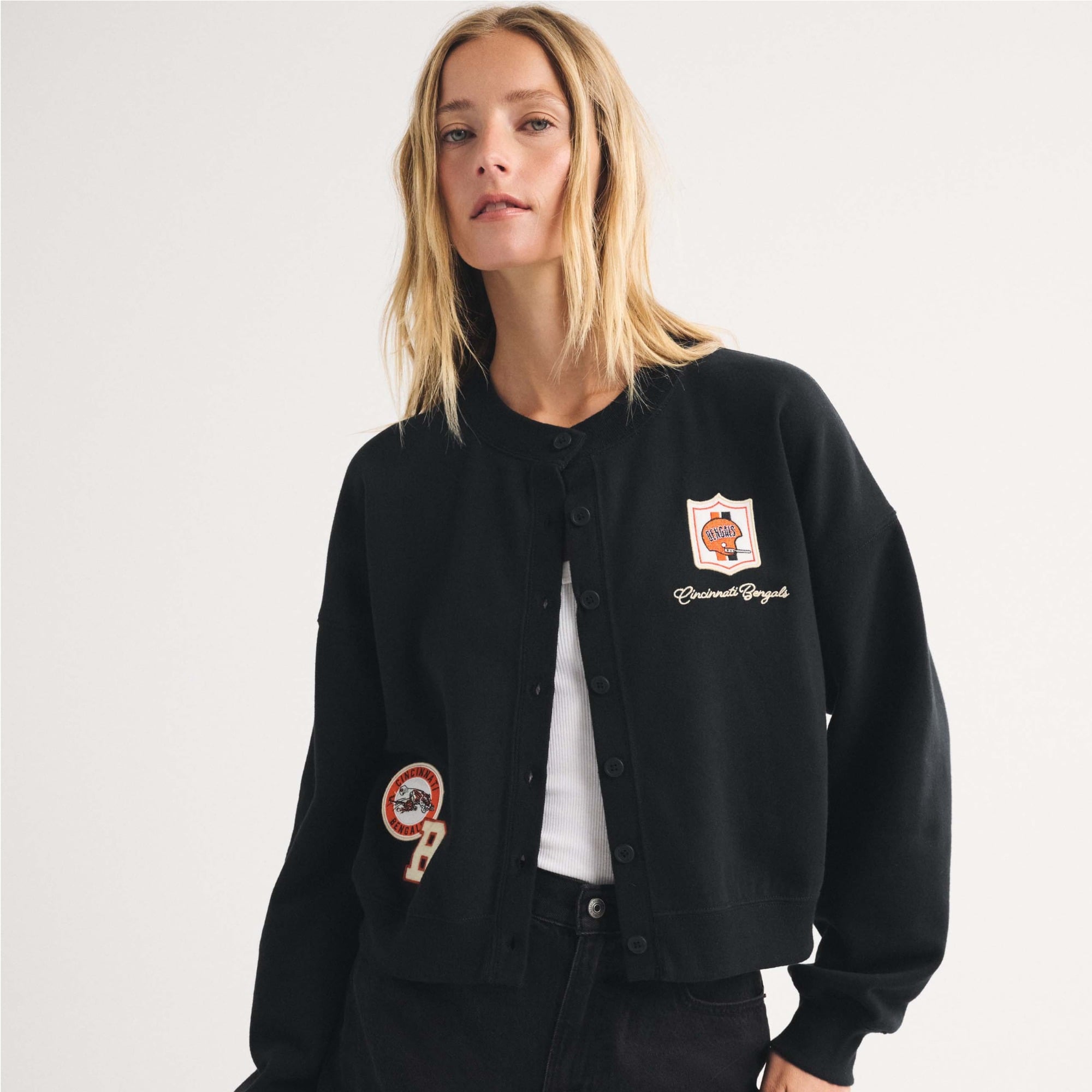 Schwarzer Damen-Cardigan mit durchgehender Knopfleiste von Abercrombie & Fitch, Cincinnati Bengals-Design