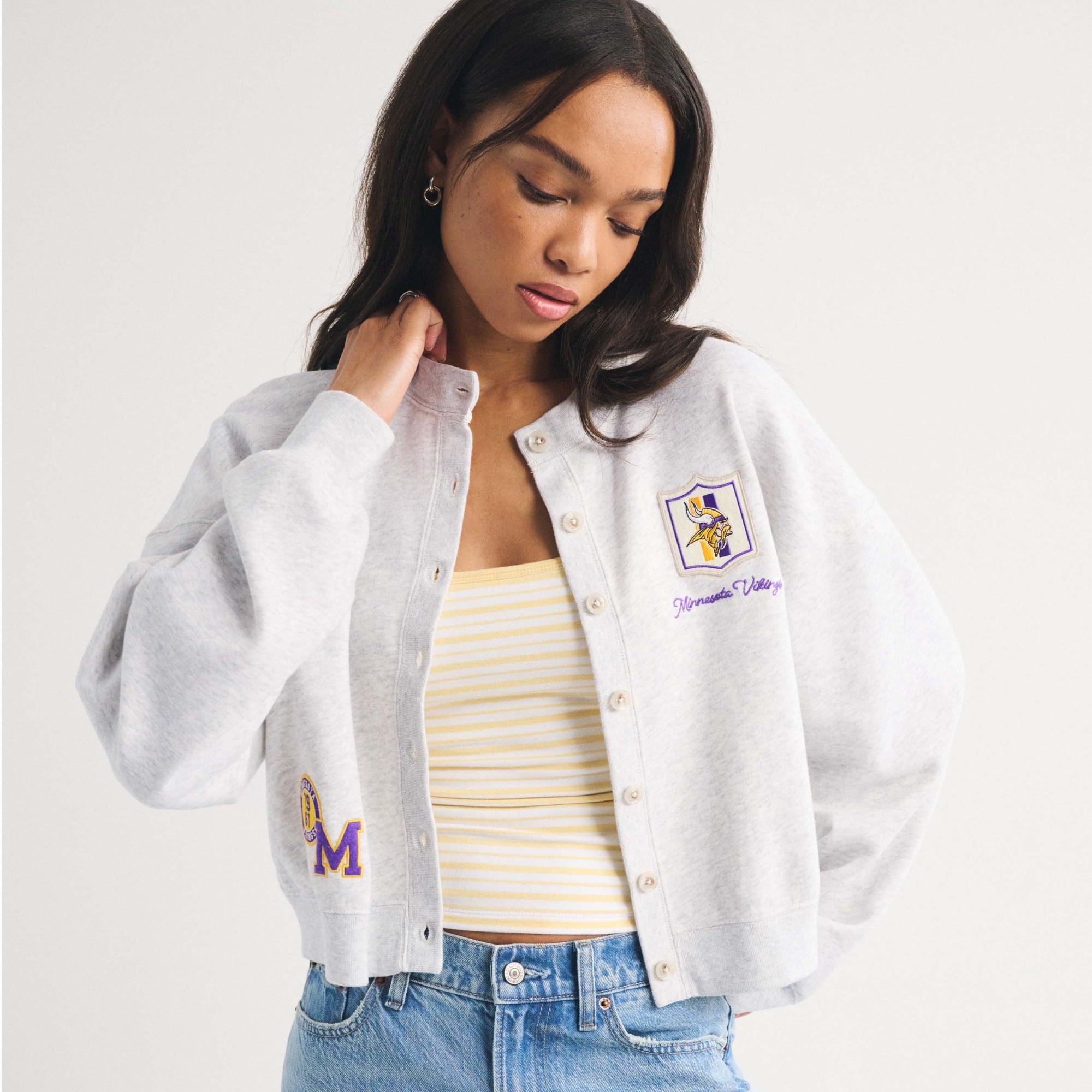 Damen-Strickjacke von Abercrombie & Fitch in Hellgrau mit durchgehender Knopfleiste und Minnesota Vikings-Motiv