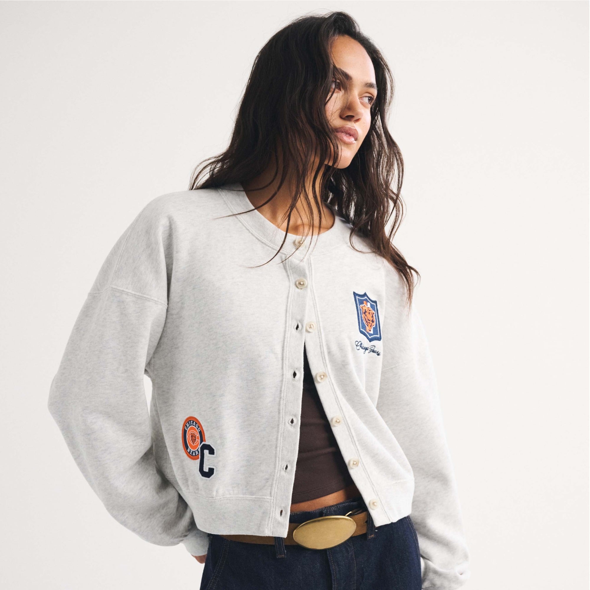 Damen-Strickjacke von Abercrombie & Fitch in meliertem Grau mit Chicago Bears-Motiv und durchgehender Knopfleiste