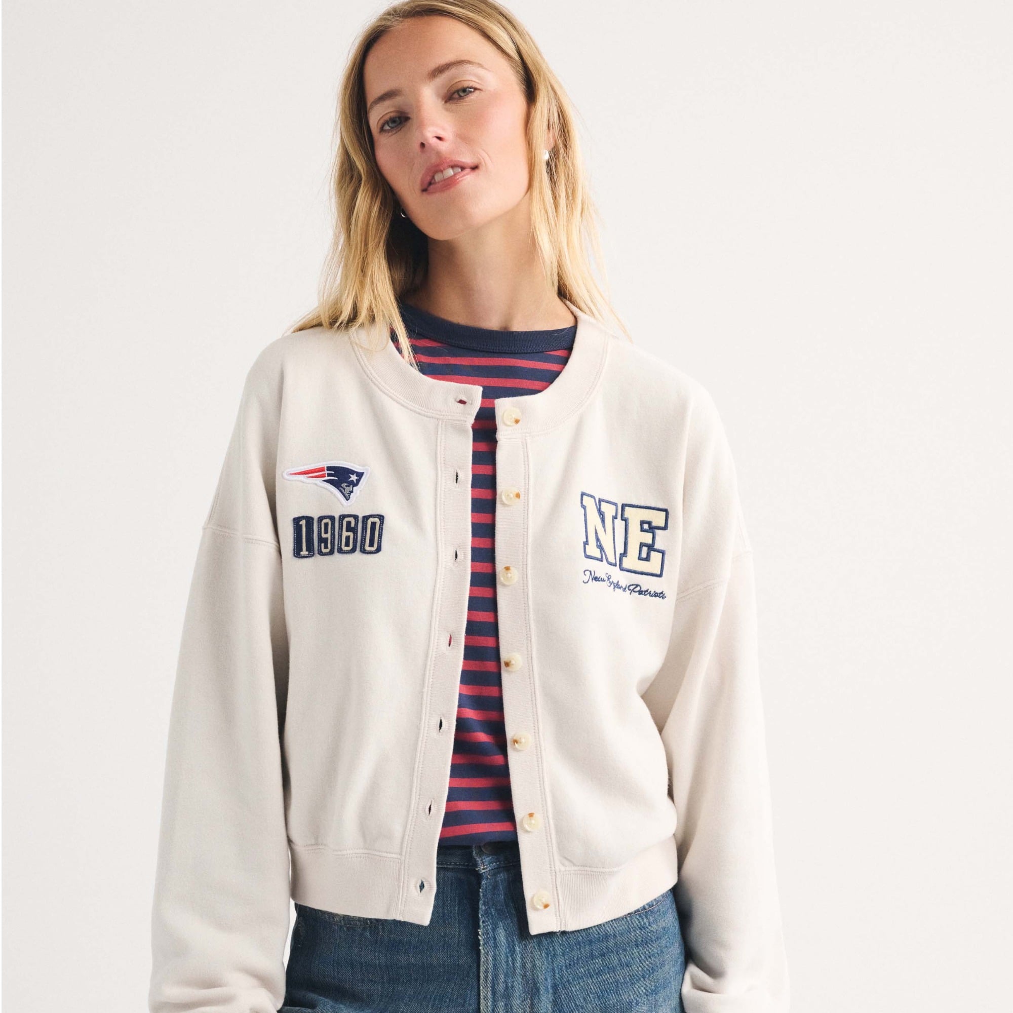 Abercrombie & Fitch Damen-Strickjacke in Creme mit New England Patriots-Motiv und durchgehender Knopfleiste