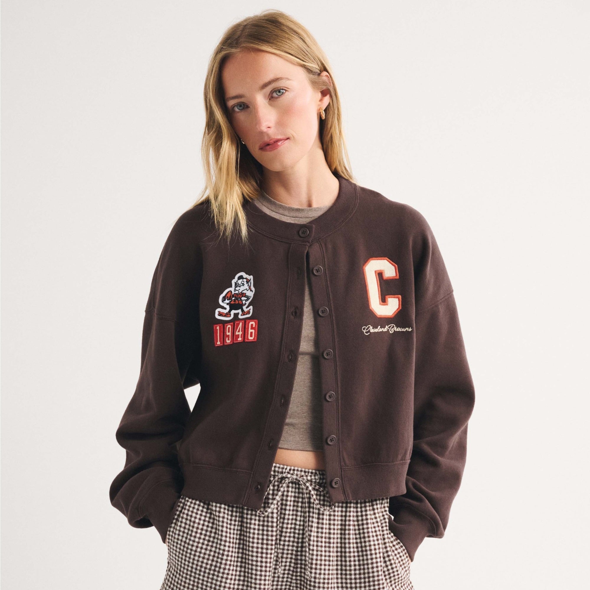 Damen-Cardigan von Abercrombie & Fitch in Braun mit durchgehender Knopfleiste und Cleveland Browns-Logo