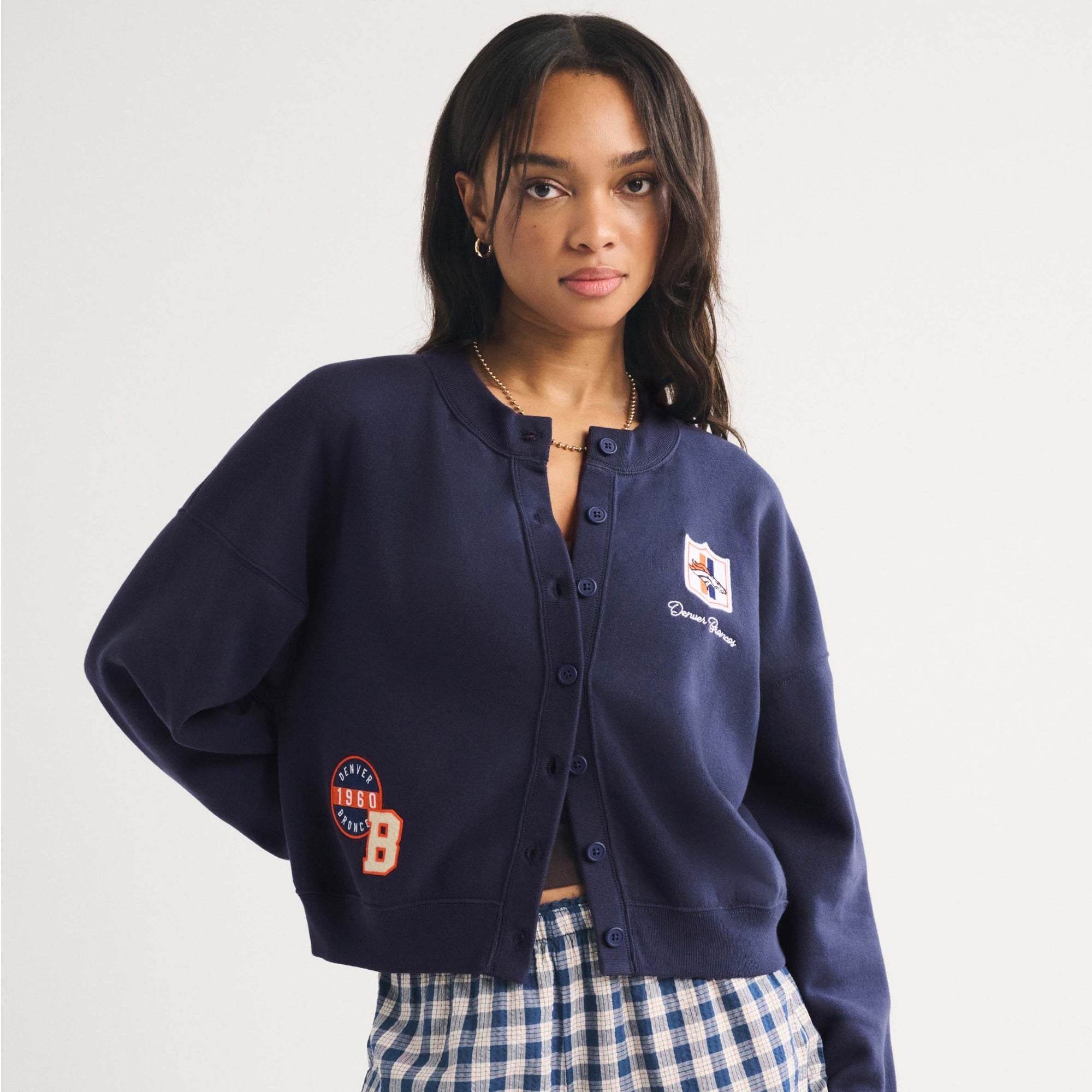 Damen-Cardigan von Abercrombie & Fitch in Marineblau mit durchgehender Knopfleiste und Denver Broncos-Design.