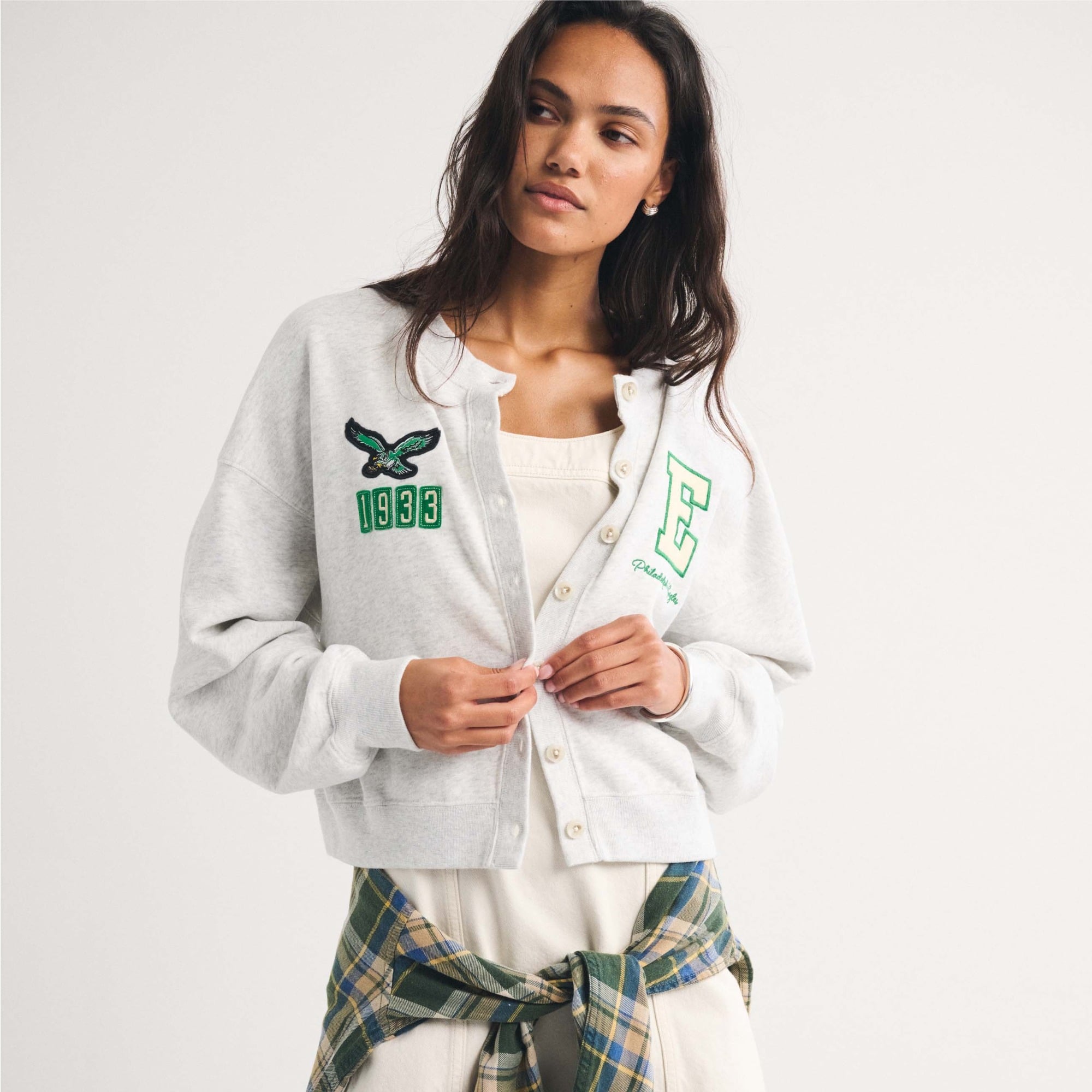 Damen-Strickjacke von Abercrombie & Fitch in meliertem Grau mit Philadelphia Eagles-Logo und durchgehender Knopfleiste