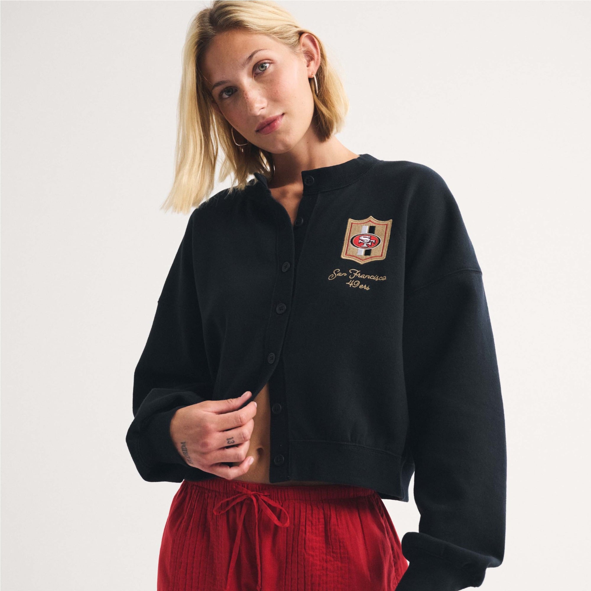 Schwarzer Damen-Cardigan von Abercrombie & Fitch mit durchgehender Knopfleiste und San Francisco 49ers-Logo
