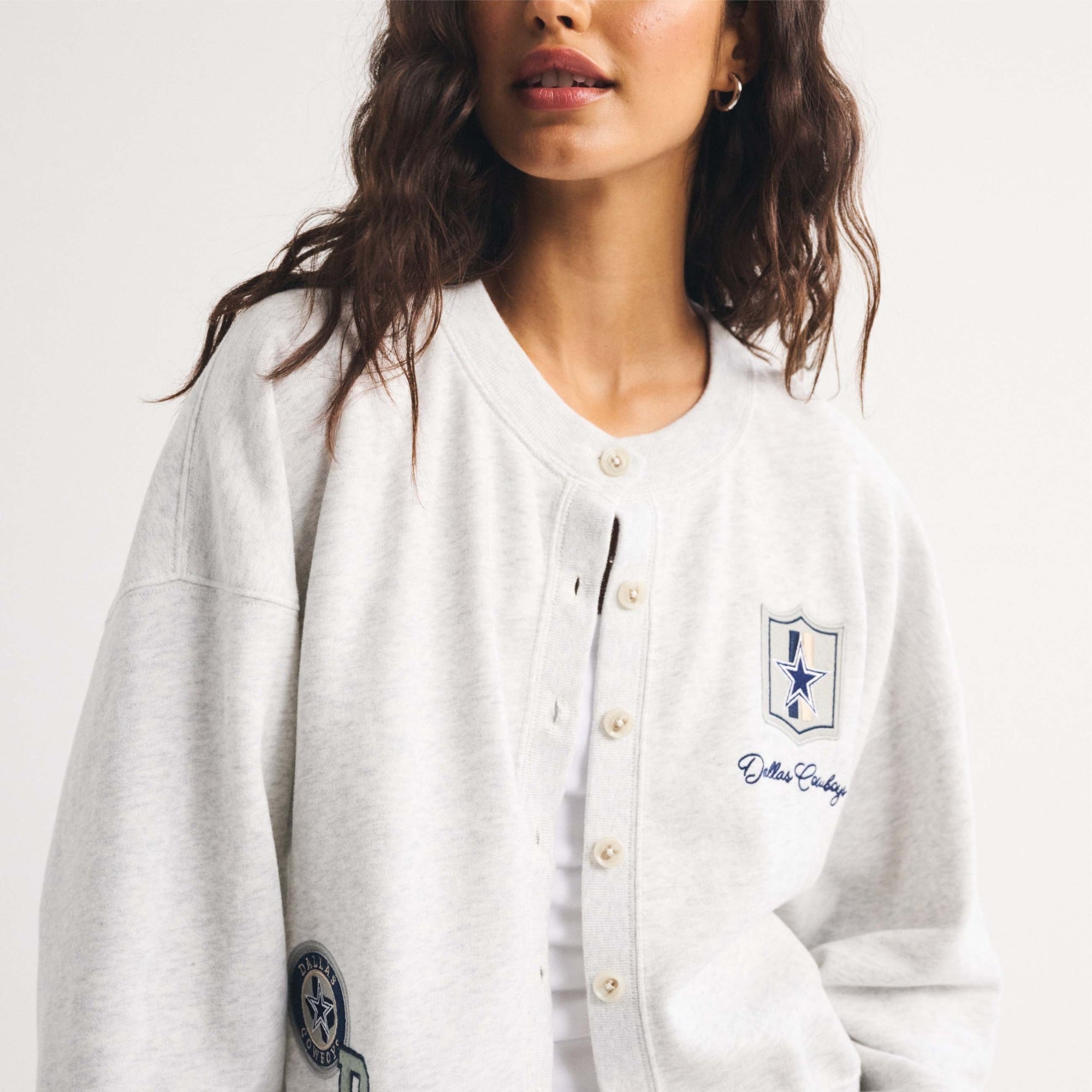 Damen-Strickjacke von Abercrombie & Fitch in meliertem Grau mit Dallas Cowboys-Motiv und durchgehender Knopfleiste