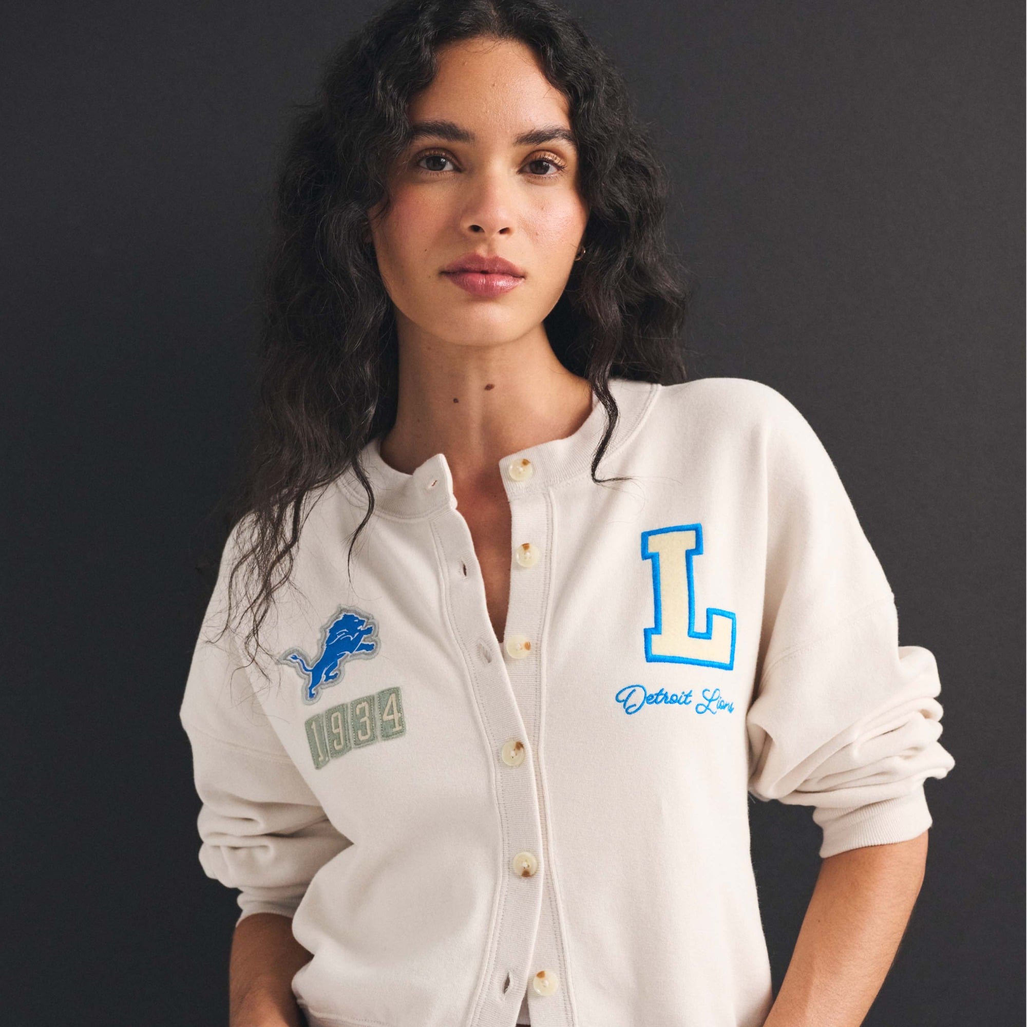 Abercrombie & Fitch Damen-Strickjacke in Creme mit Detroit Lions-Motiv und durchgehender Knopfleiste