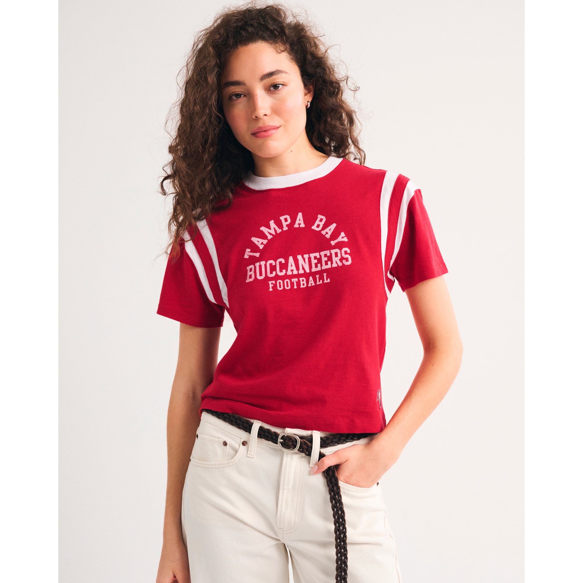 Rotes Damen-T-Shirt von Abercrombie & Fitch mit Tampa Bay Buccaneers-Logo