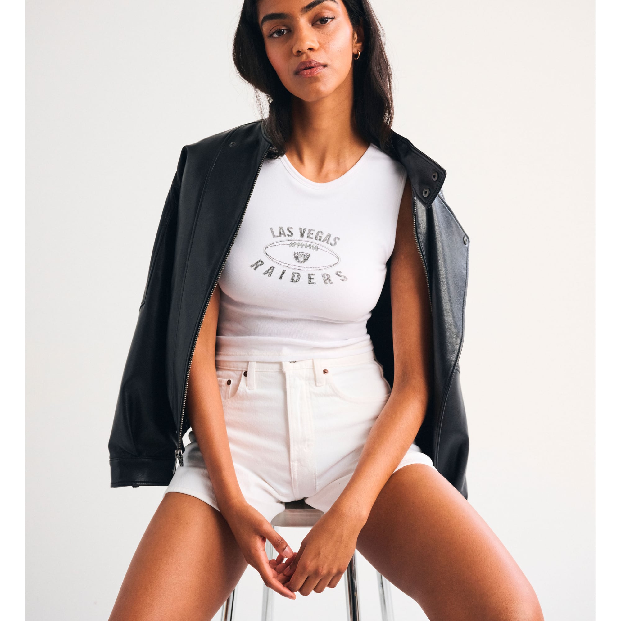Weißes, trägerloses Damen-Tanktop von Abercrombie & Fitch mit Las Vegas Raiders-Logo, gerippt und hochgeschlossen.