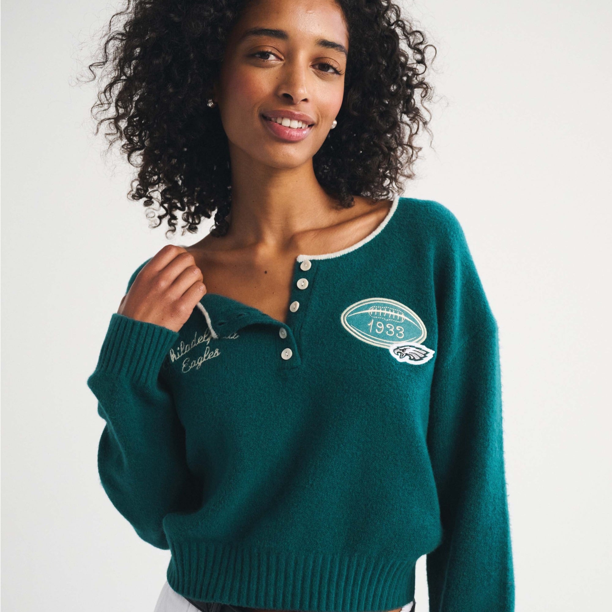 Pull Henley en laine mérinos mélangée vert nuit Abercrombie & Fitch pour femme, modèle Philadelphia Eagles